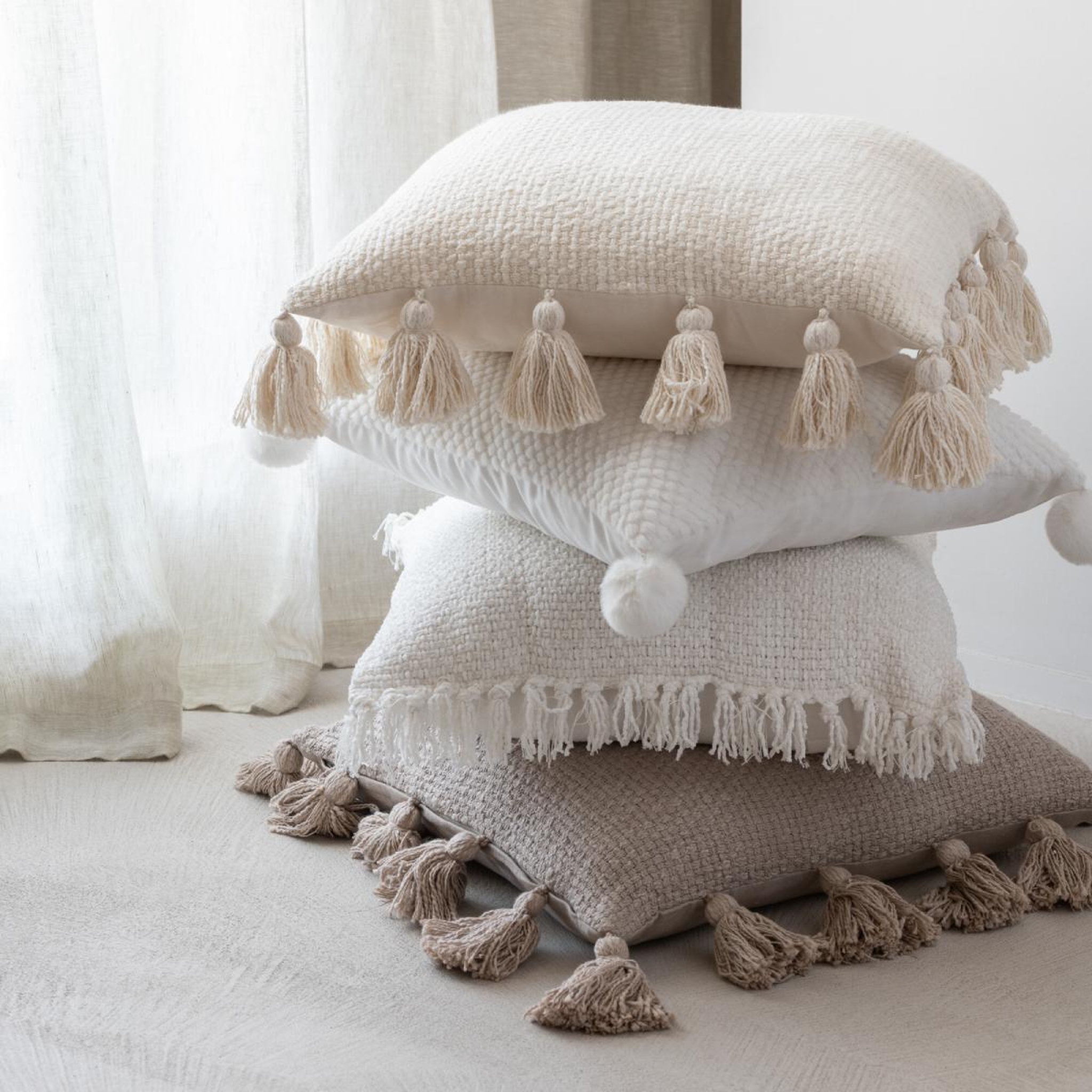 Voir la diapositive 4 : J-LINE Coussin déco à pompons  ulysse  45x45cm blanc