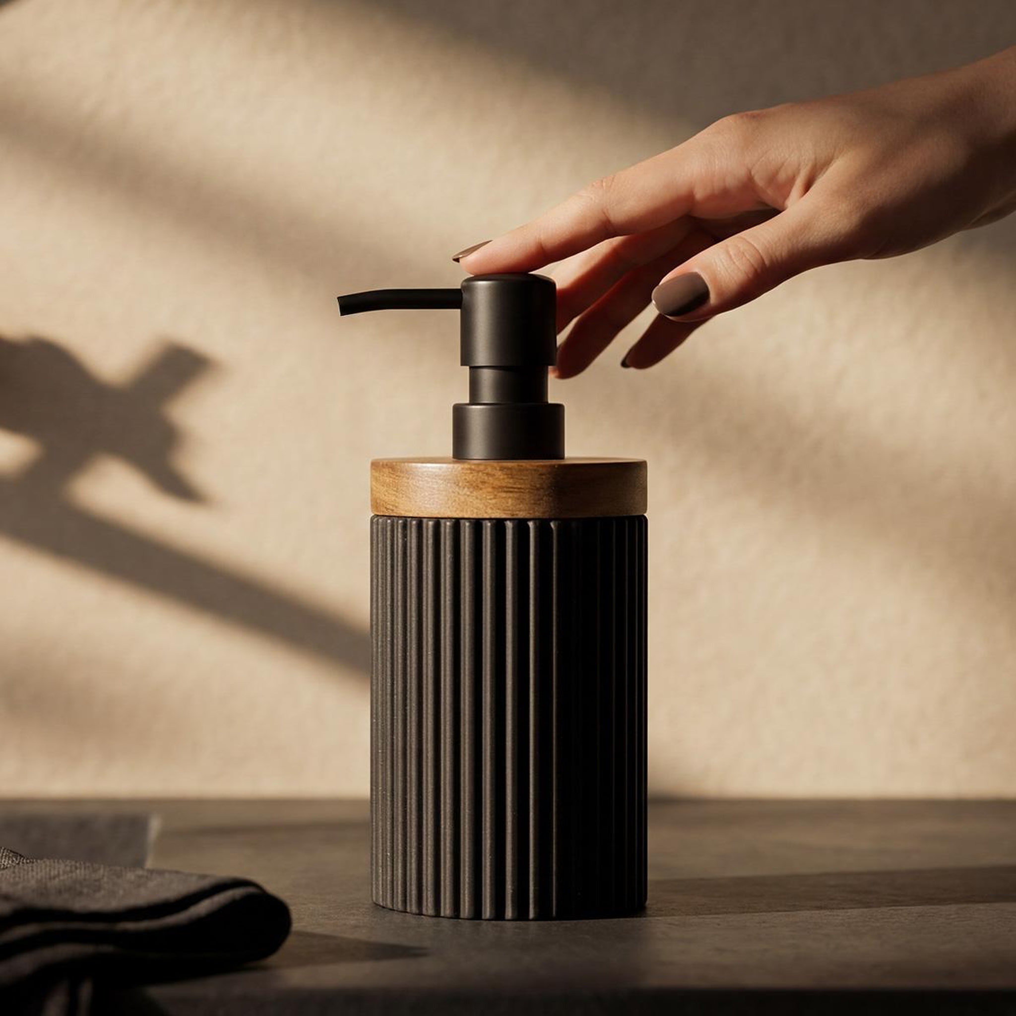 Voir la diapositive 2 : MAISON AUBERTIN Distributeur savon résine noir lago - noir et bois