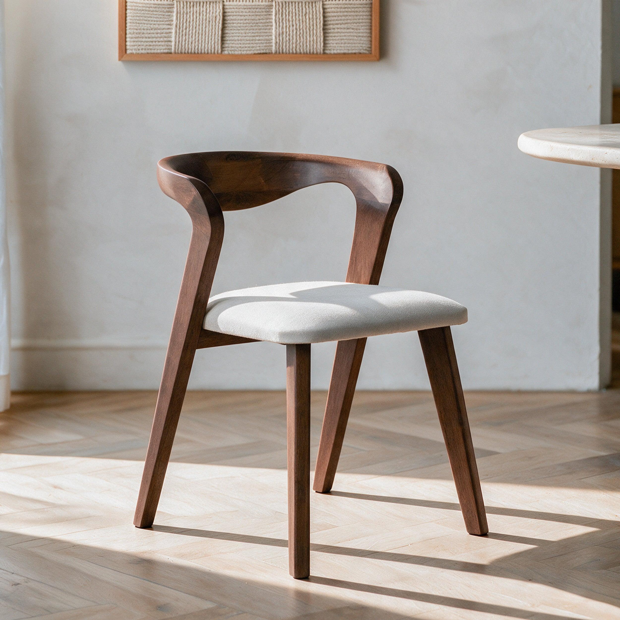 Voir la diapositive 2 : MAISON PAVANE Chaise en bois d'hévéa marron et tissu beige-vega