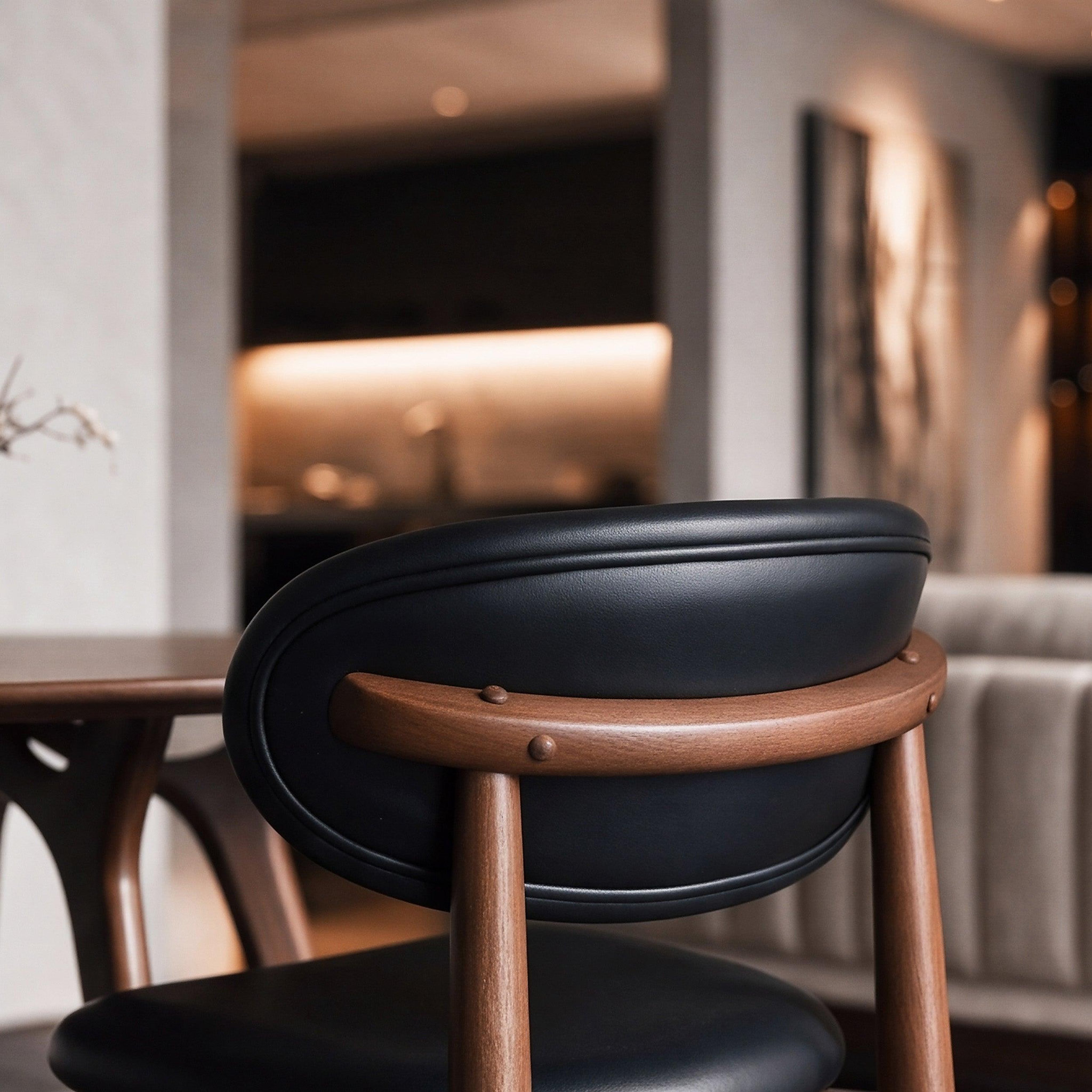 Voir la diapositive 6 : MAISON PAVANE Lot de 2 chaises en cuir synthétique noir et bois d'hévéa foncé-yuna