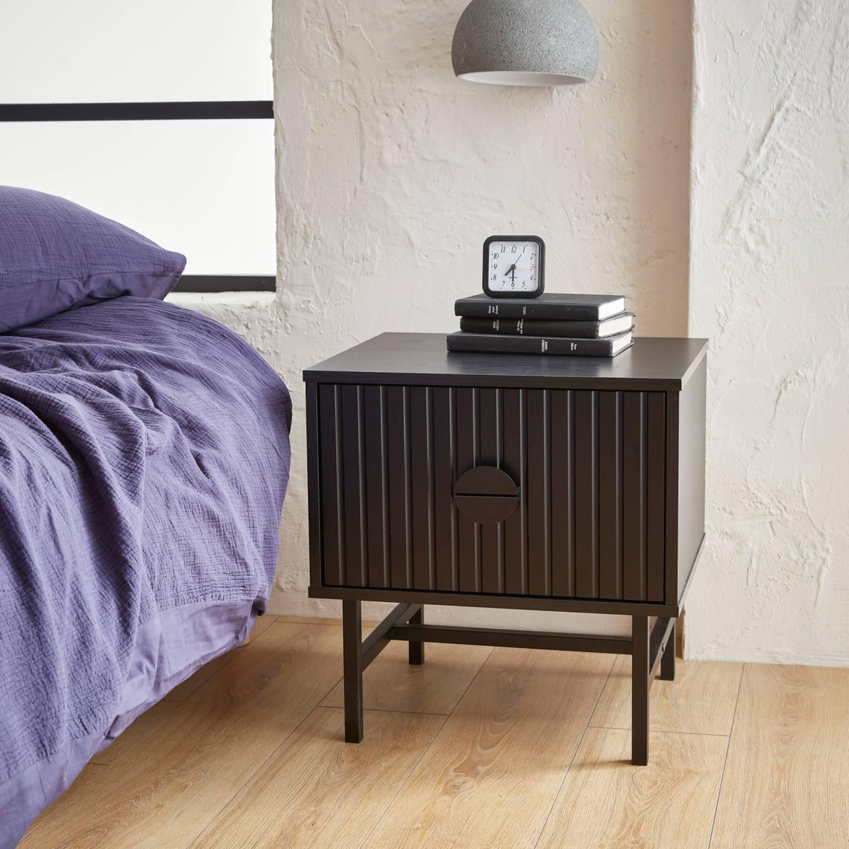 SWEEEK Table de chevet noire décor bois rainuré. un tiroir. L 48 x l 39 x H 50cm