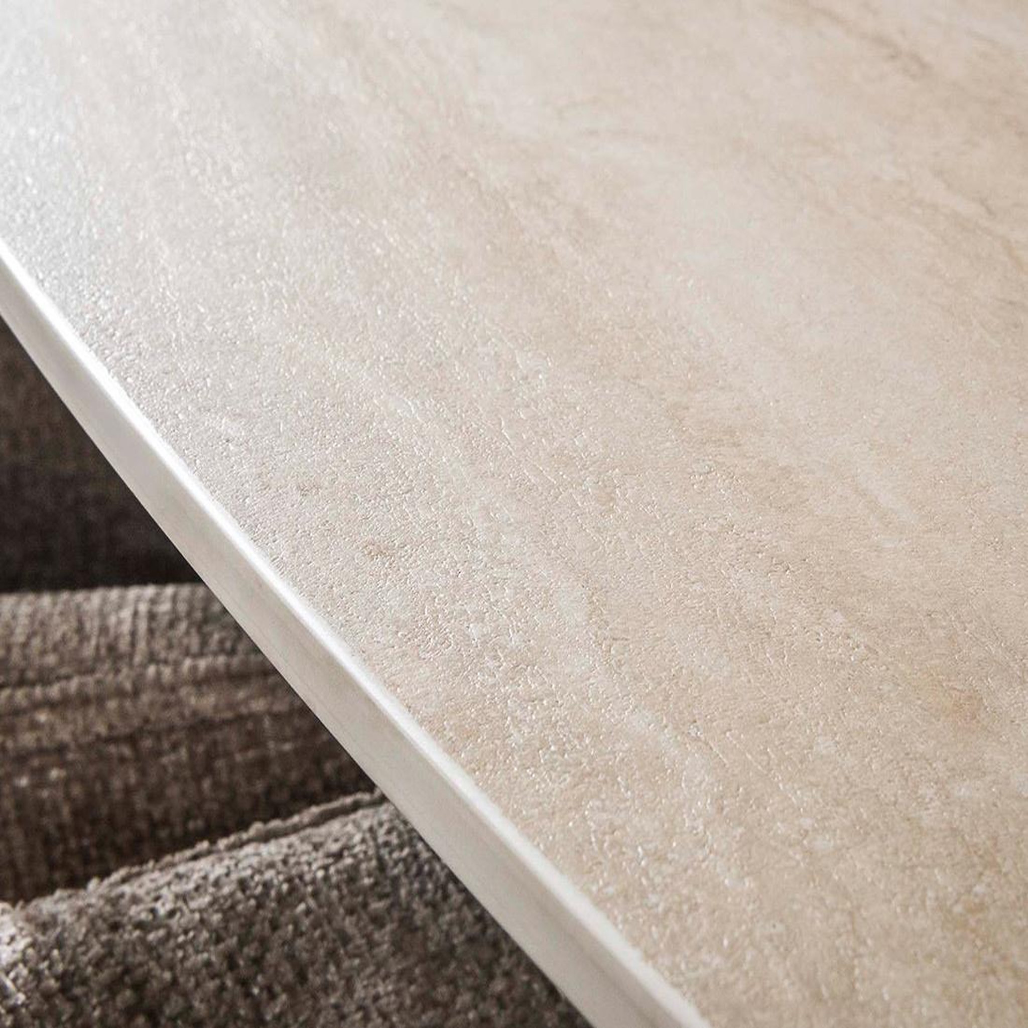 Voir la diapositive 5 : BEST MOBILIER Ruben - table à manger - plateau en céramique 3d effet travertin - pieds en acier - 6 à 8 personnes