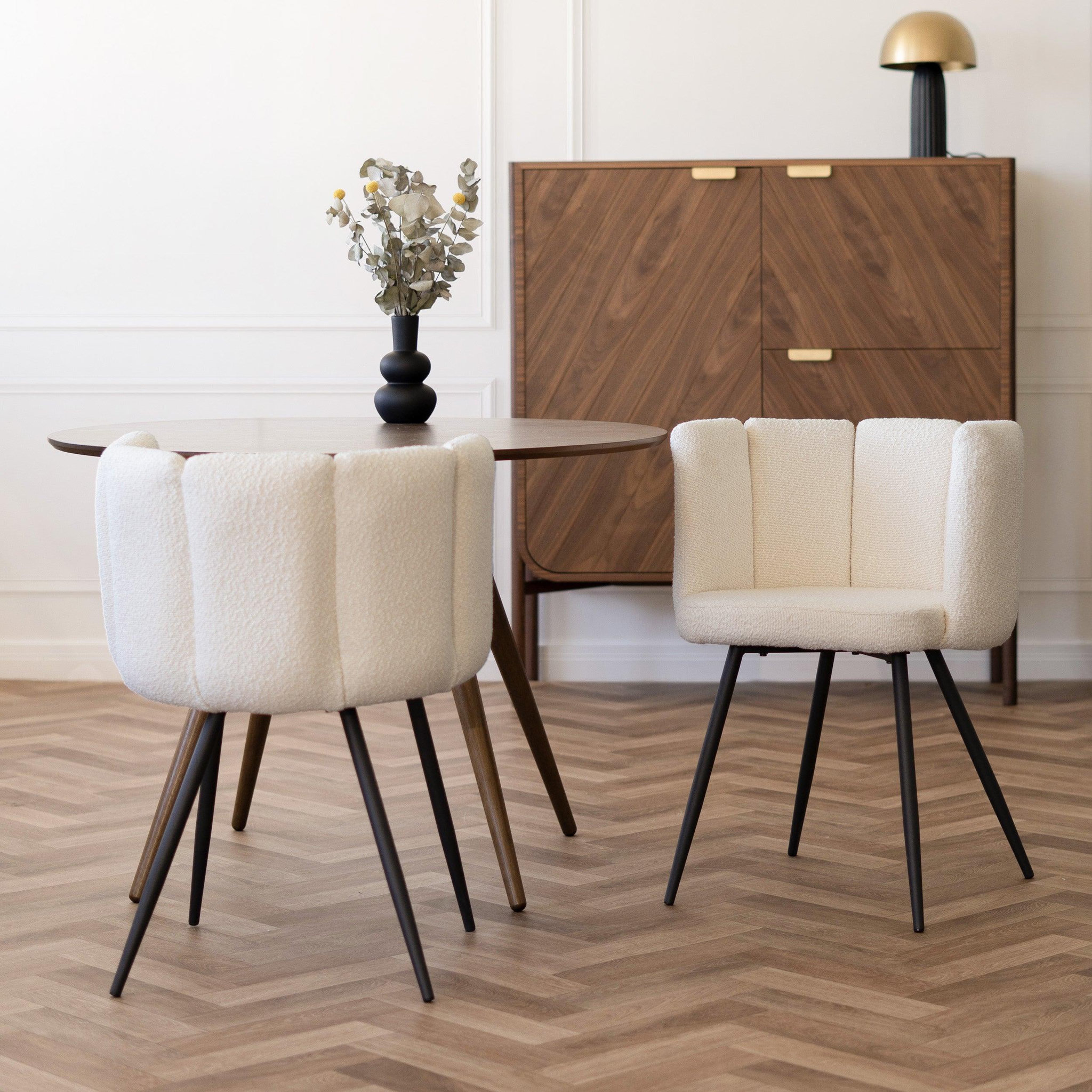Voir la diapositive 2 : MAISON PAVANE Lot de 2 chaises en tissu bouclé beige et pieds en métal-cosette