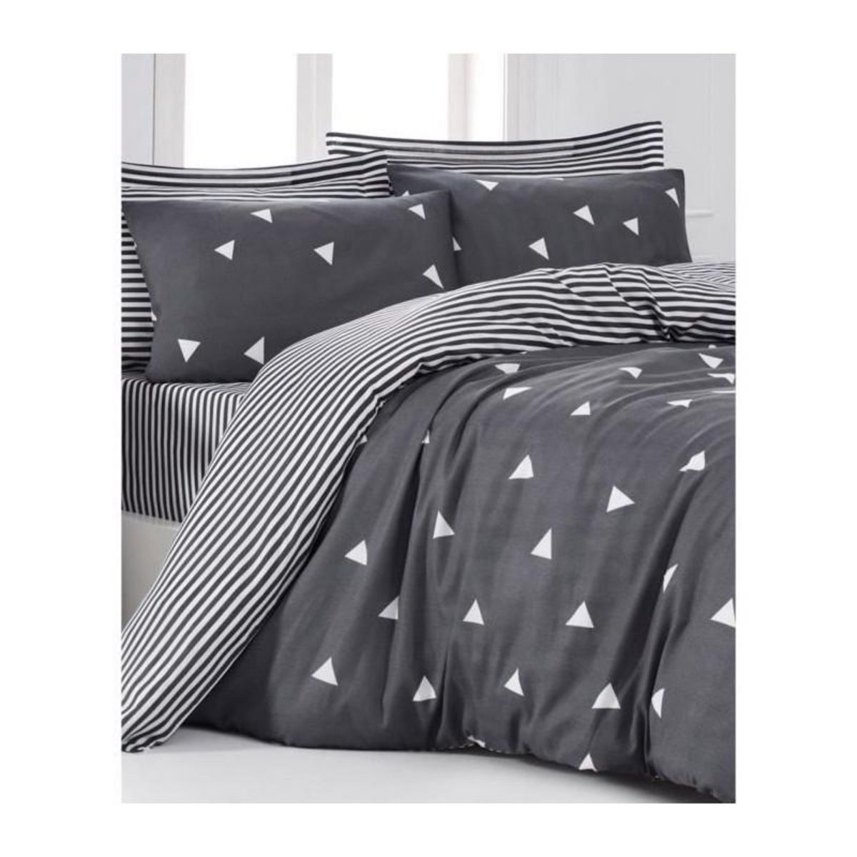 GENERIQUE Parure de lit - 1 housse de couette 220 x 240 cm + 2 taies d'oreiller 60 x 60 cm - 65% coton, 35% polyester - Gris