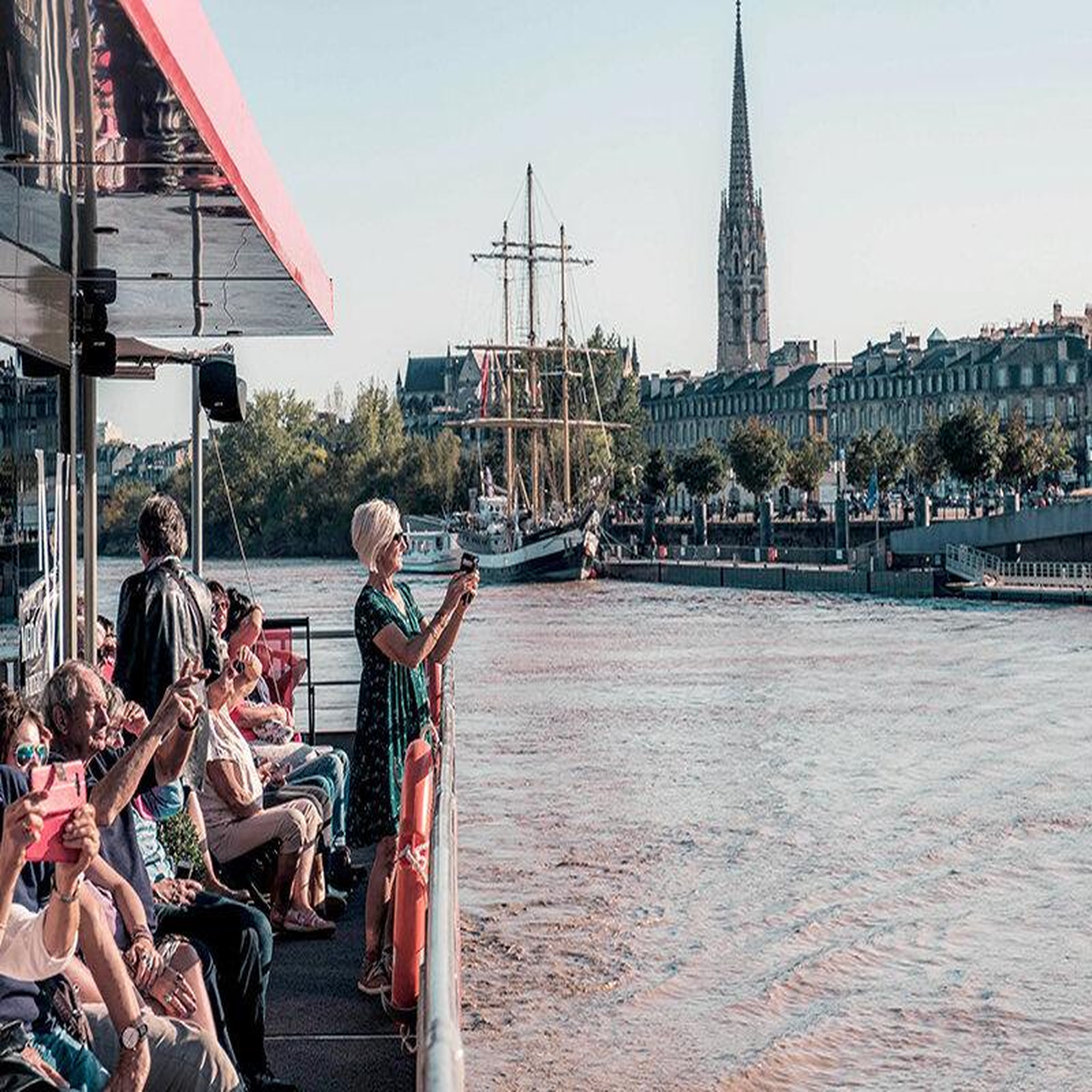 Voir la diapositive 2 : Smartbox Séjour à Bordeaux avec croisière sur la Garonne - Coffret Cadeau Multi-thèmes
