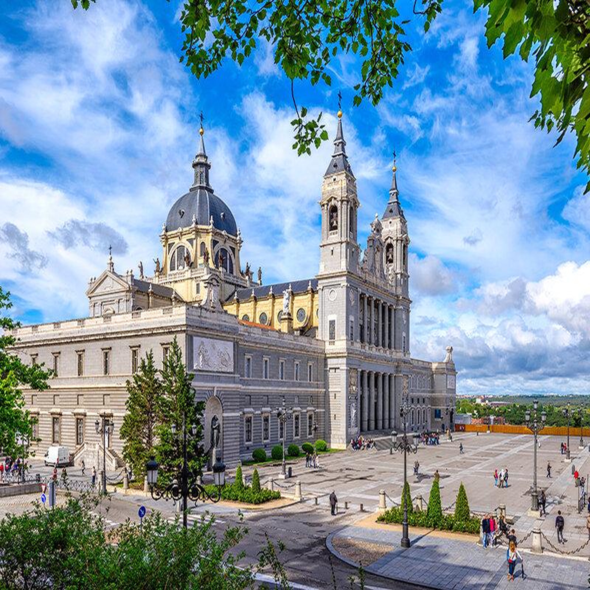 Voir la diapositive 2 : Smartbox City trip à madrid : 5 jours en hôtel avec visites des lieux incontournables en haute saison - coffret cadeau séjour