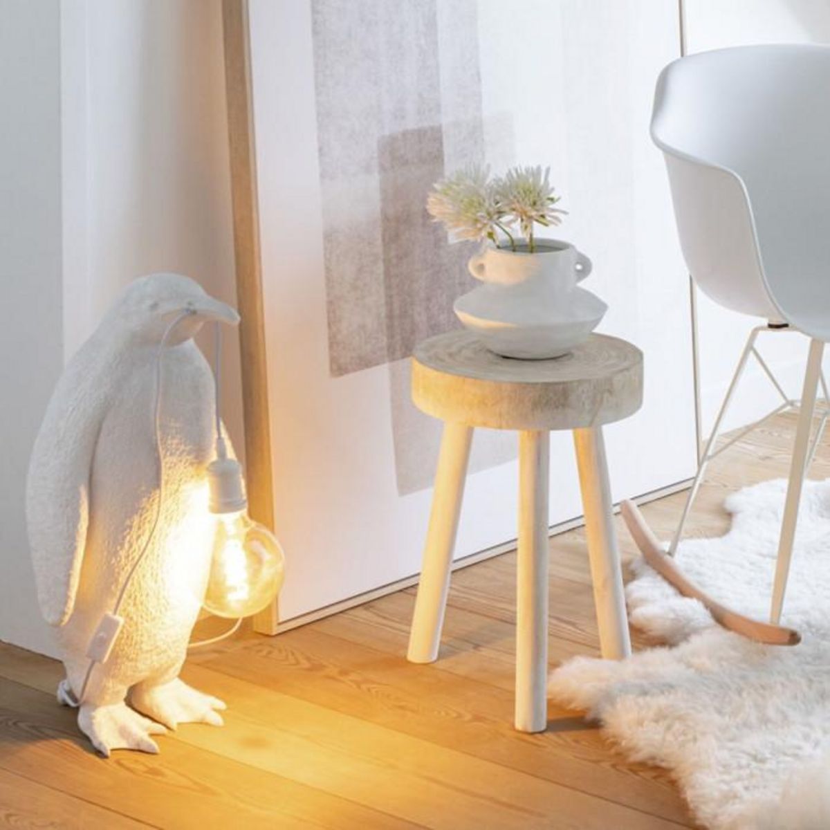Paris Prix Lampe à Poser en Résine  Pingouin  59cm Blanc
