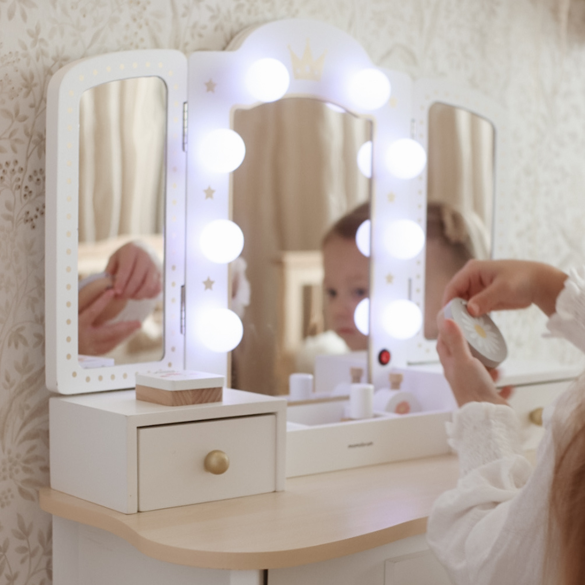 Voir la diapositive 5 : MAMABRUM Coiffeuse Enfant Bois avec Tabouret & Miroir LED, Tiroir & Accessoires – 2 en 1 Bureau Enfant +3