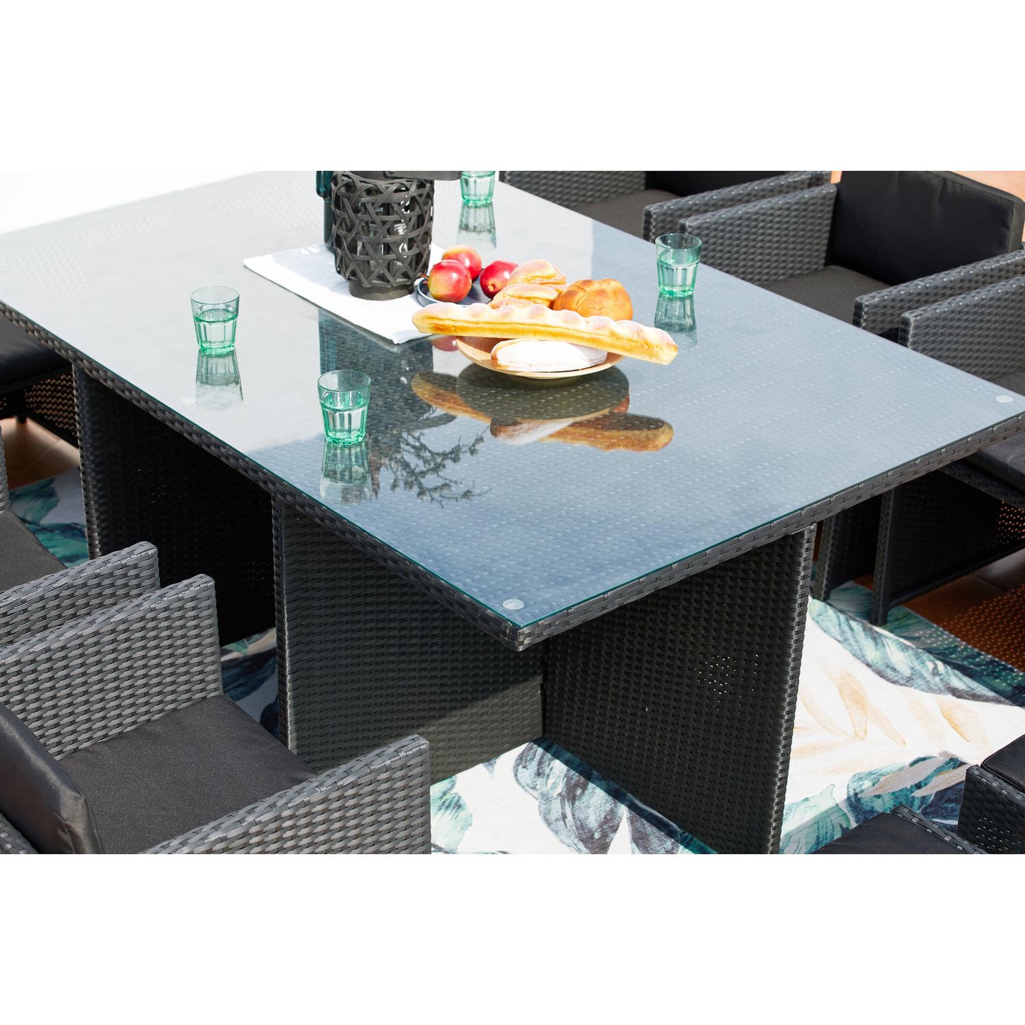 Voir la diapositive 6 : CONCEPT USINE Table et chaises 10 places encastrables en résine noir-noir miami