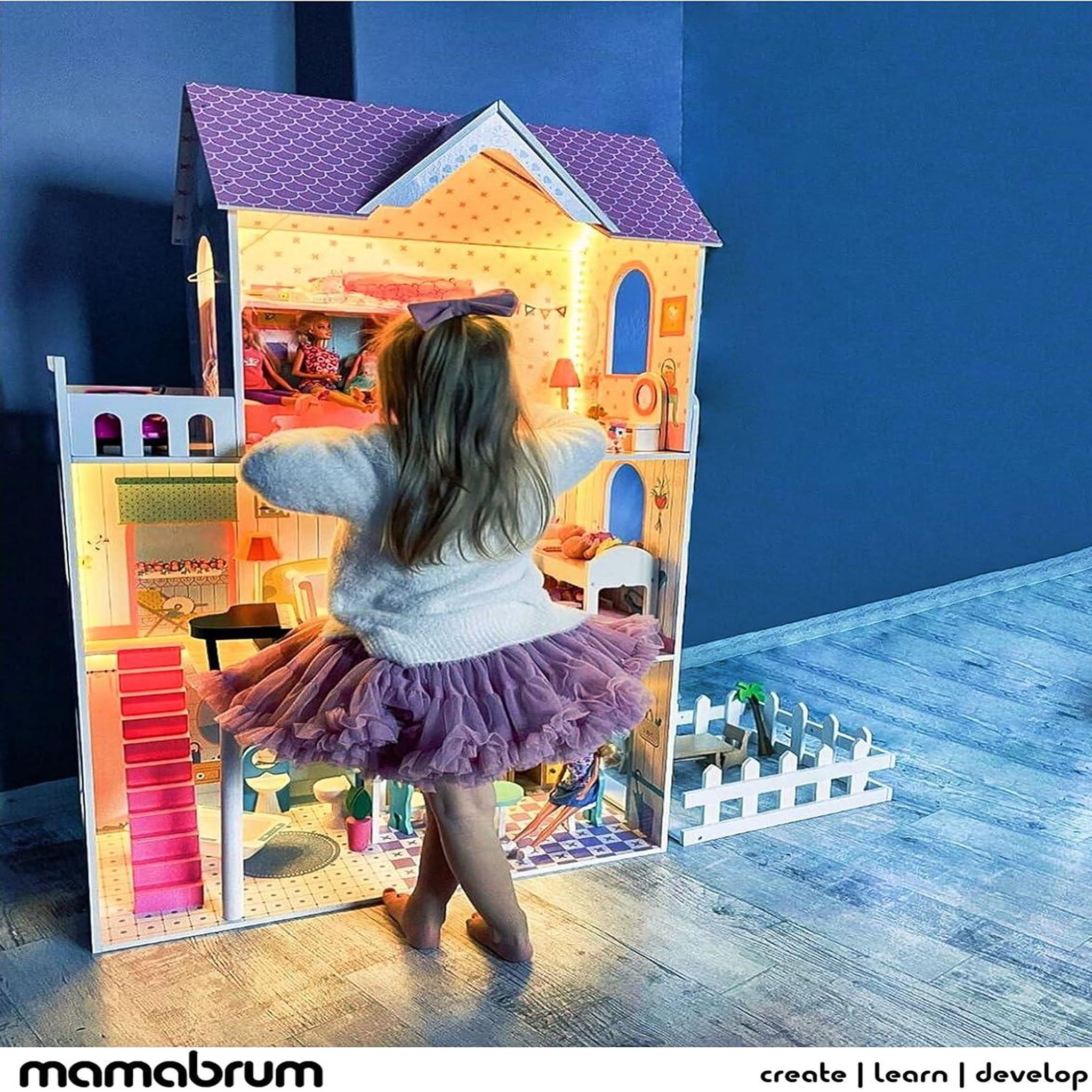 Voir la diapositive 3 : MAMABRUM Grande Maison de Poupées en Bois pour Enfants, Éclairage LED, 3 Étages, Terrasse, Jardin