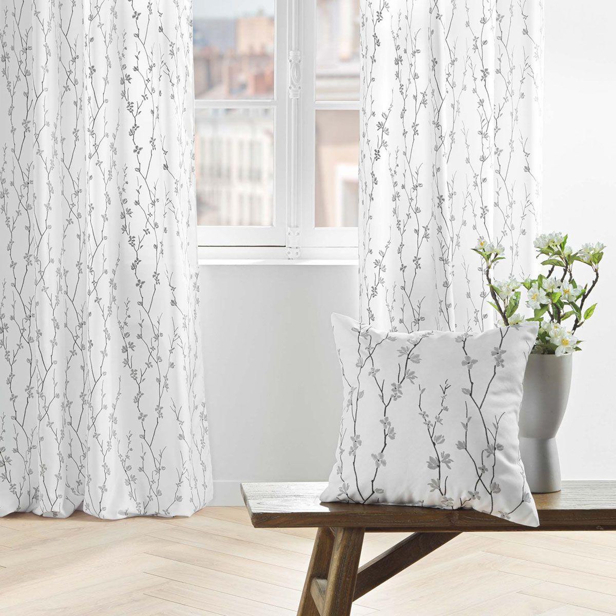 Voir la diapositive 3 : Douceur d'Intérieur Coussin déco imprimé  sakura  45x45cm blanc