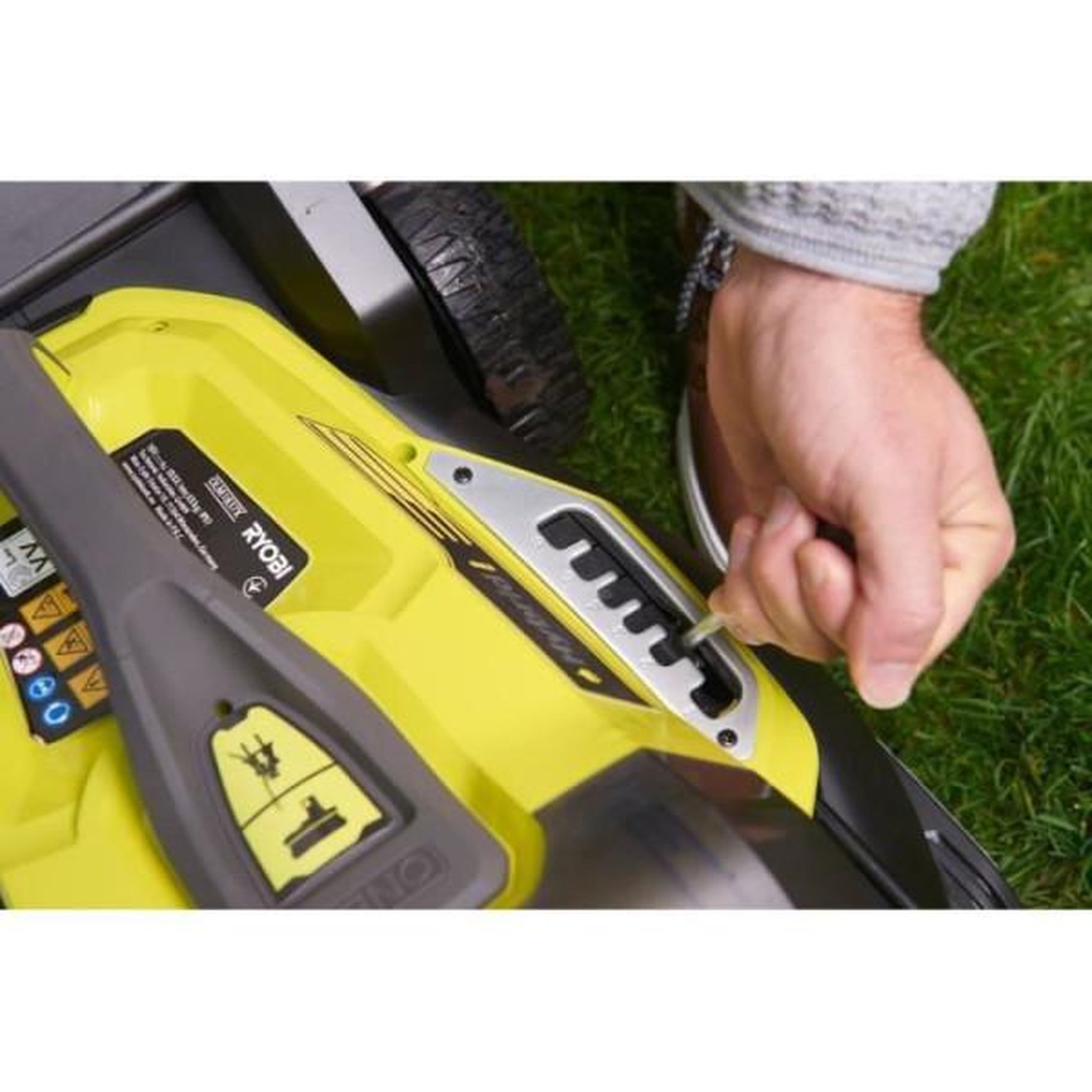 Voir la diapositive 3 : Ryobi Tondeuse a Gazon RYOBI -   poussée HYBRIDE 36V (alimentation par 2 batteries ONE+™) - coupe 37 cm + 2 batteries 5 Ah & charg. - RY18LMH