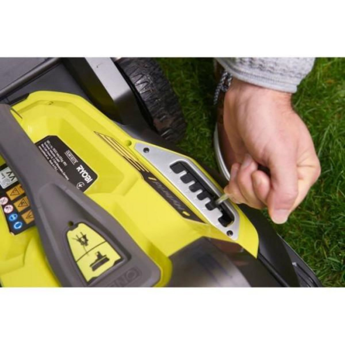 Ryobi Tondeuse a Gazon RYOBI -   poussée HYBRIDE 36V (alimentation par 2 batteries ONE+™) - coupe 37 cm + 2 batteries 5 Ah & charg. - RY18LMH