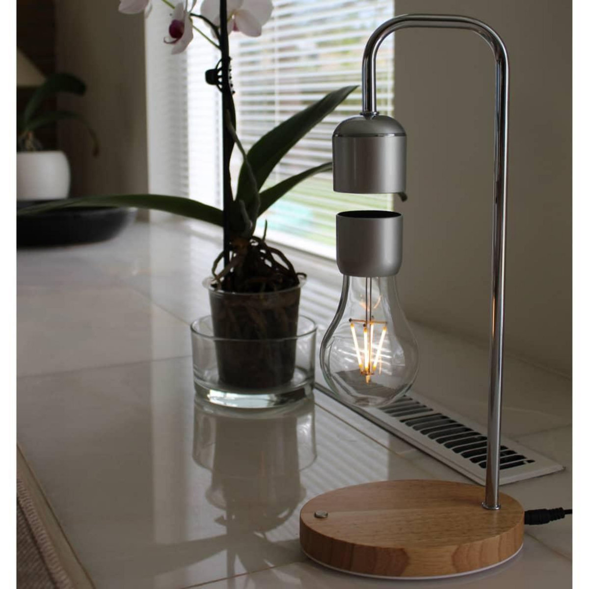 United Entertainment United Entertainment Lampe a levitation magnetique avec base en chene