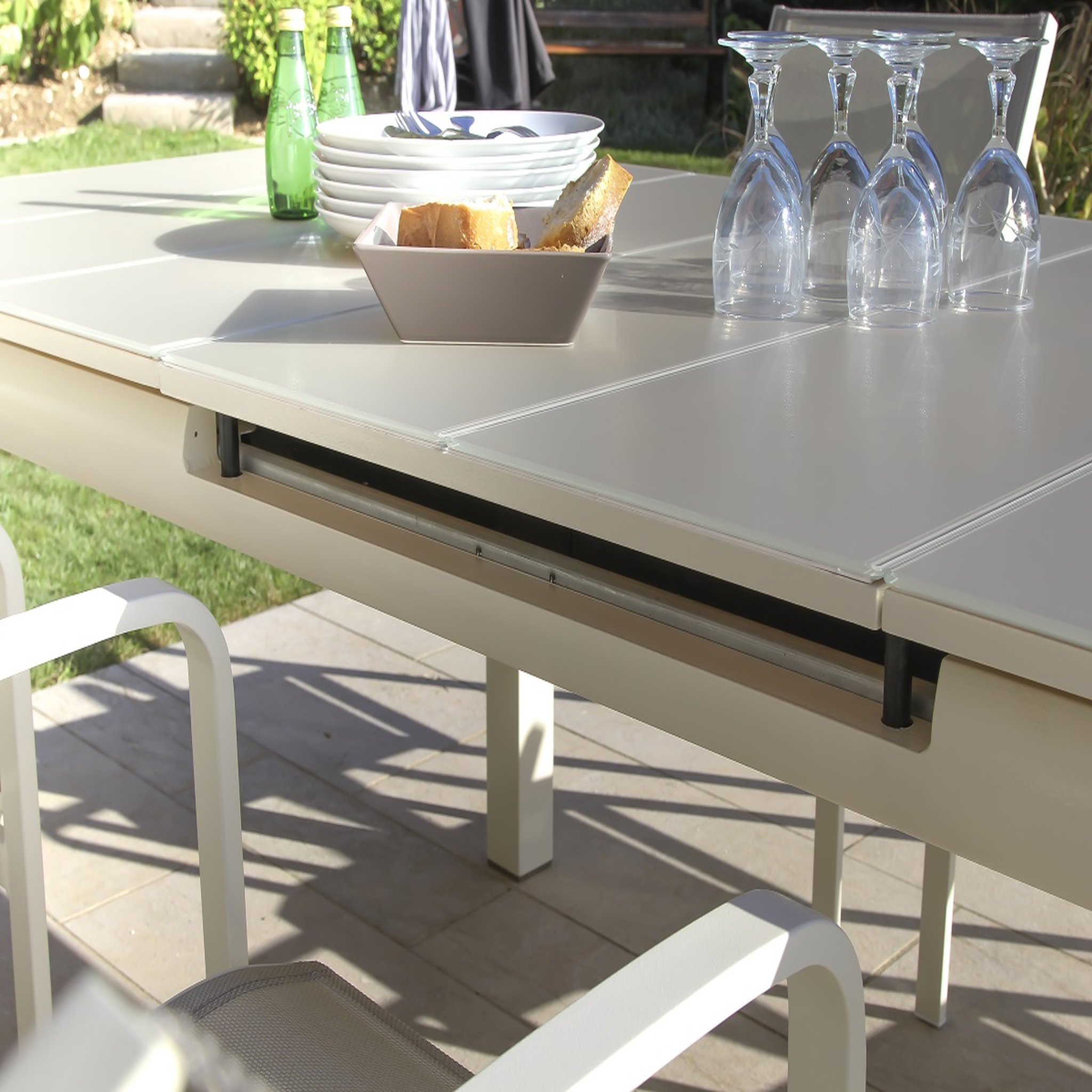Voir la diapositive 2 : JARDILINE Table de jardin extensible - 8/10 places - Aluminium/Verre - Ivoire