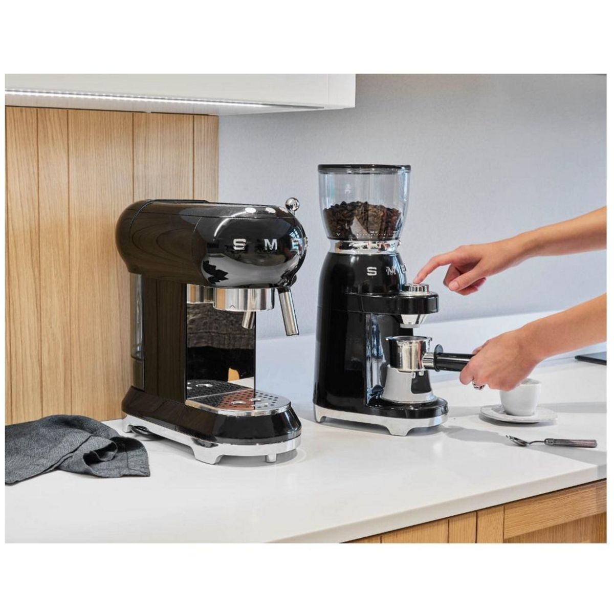 SMEG Moulin à café 350g 150w noir - CGF11BLEU