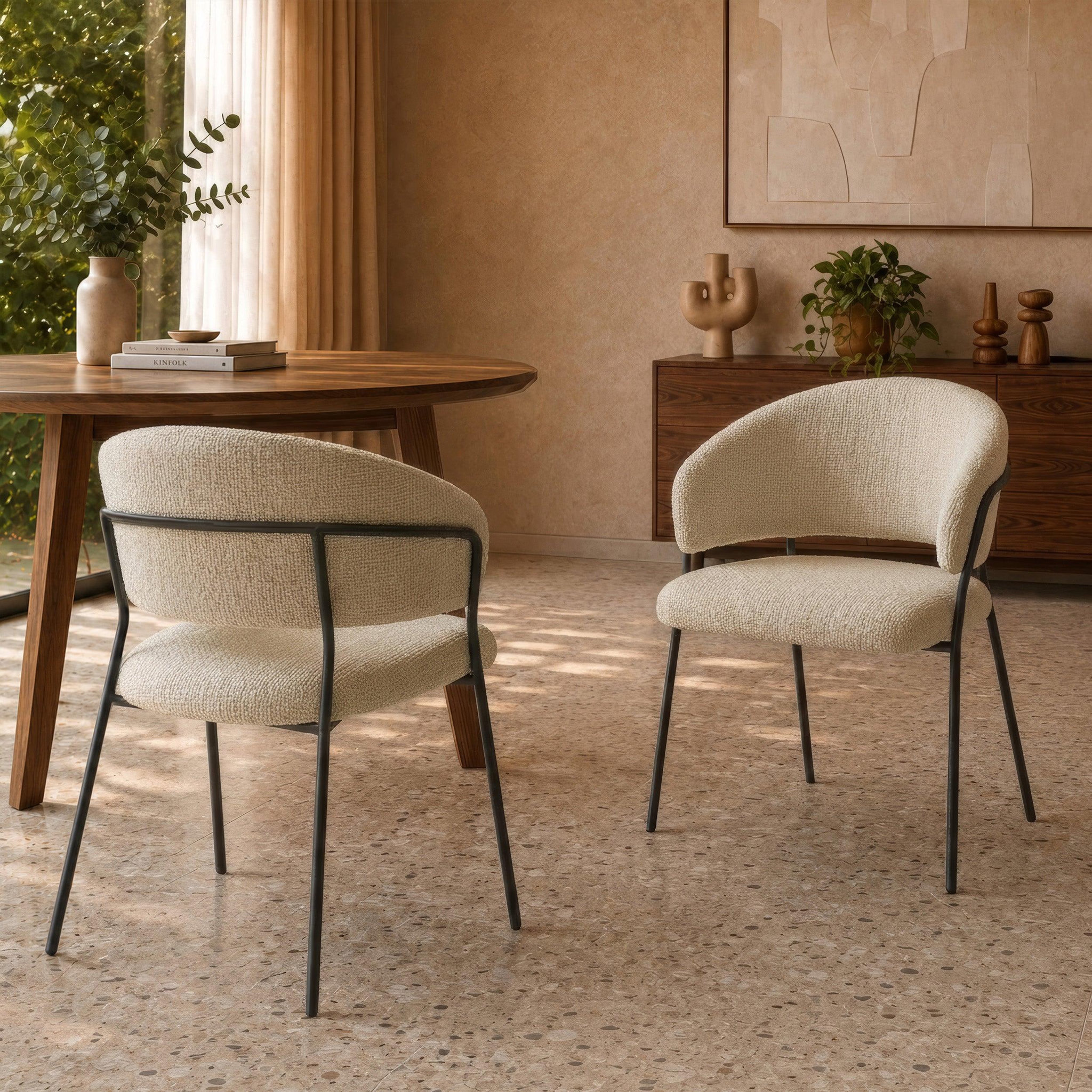 Voir la diapositive 2 : MAISON PAVANE Lot de 2 chaises en tissu beige et pieds en métal noir -amaya