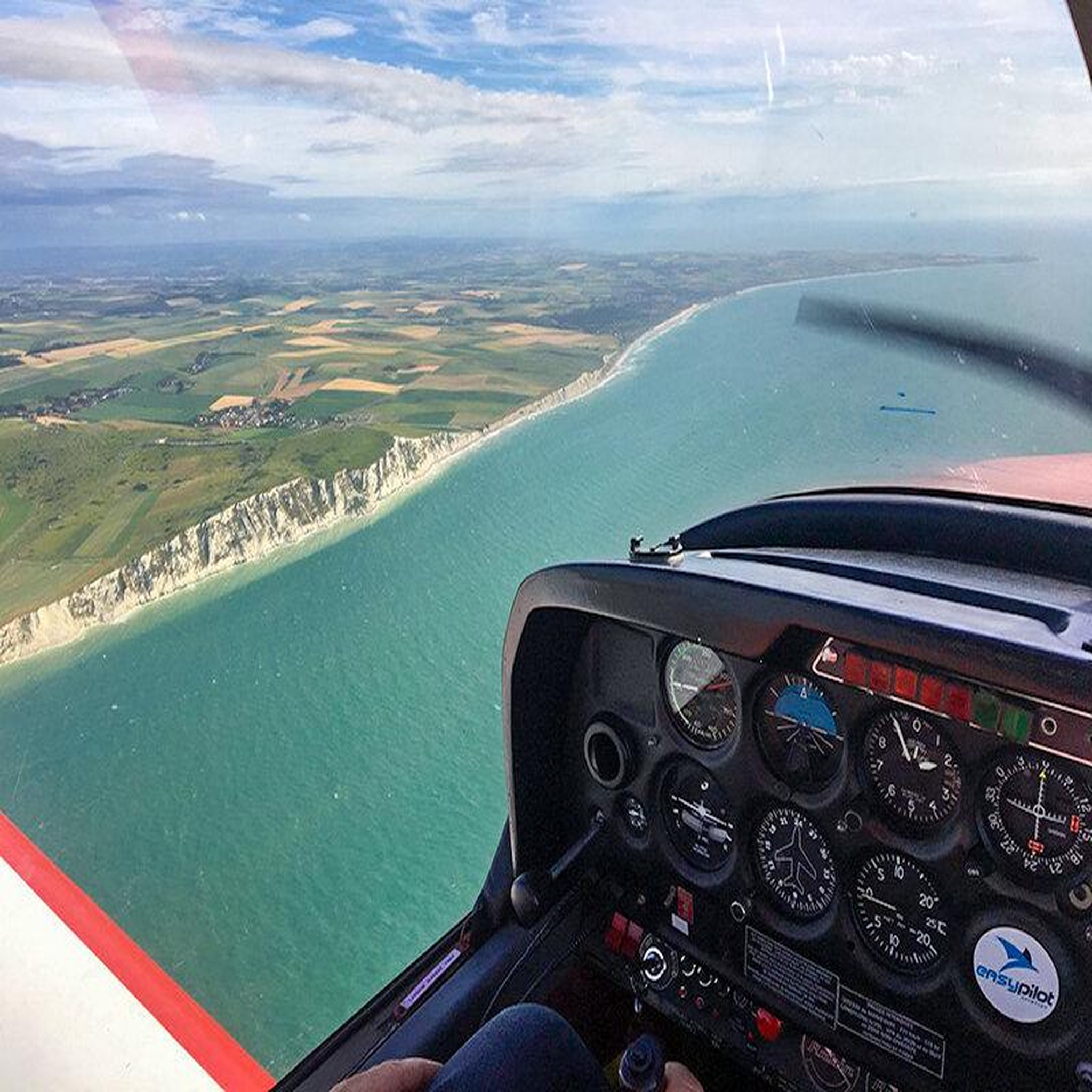 Voir la diapositive 3 : Smartbox Vol en avion de 30 min pour 2 personnes au-dessus du pas-de-calais - coffret cadeau sport & aventure