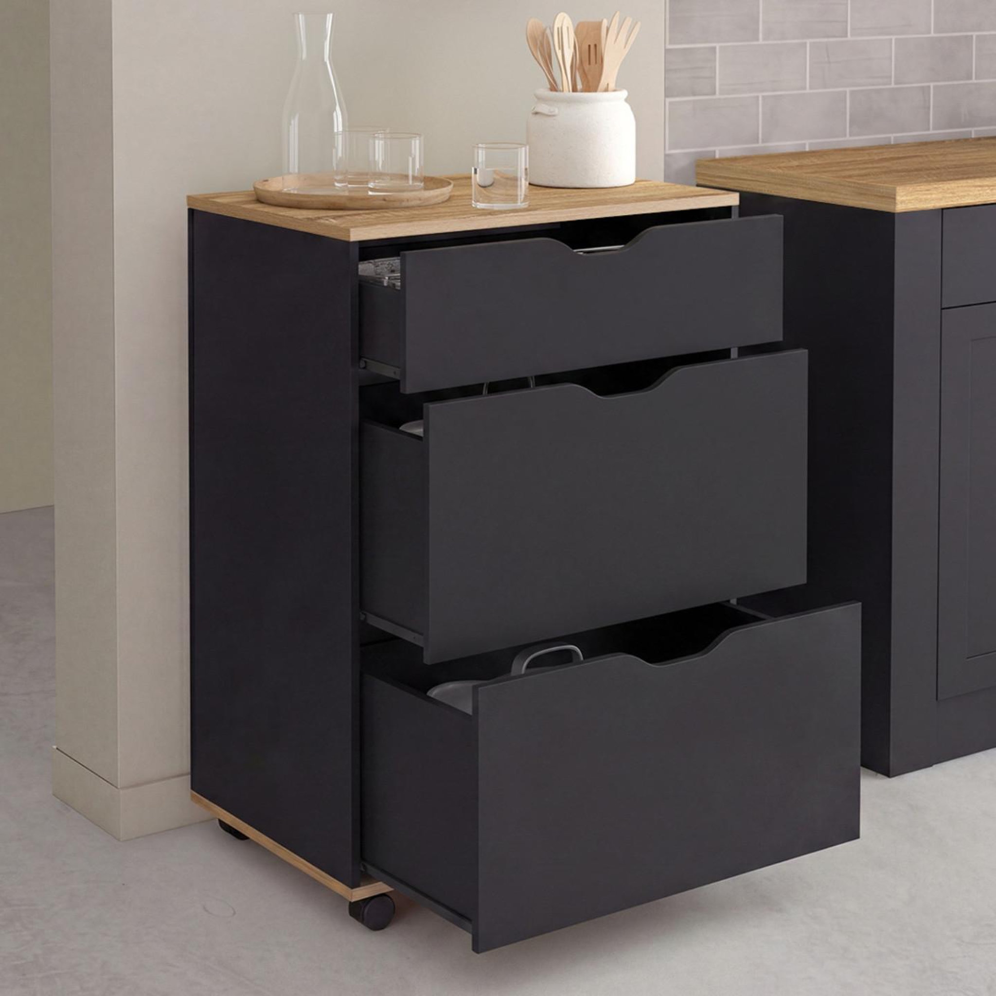 Voir la diapositive 6 : ID MARKET Desserte de cuisine cosy 3 tiroirs casserolier bois noir et plateau façon hêtre l. 60 cm