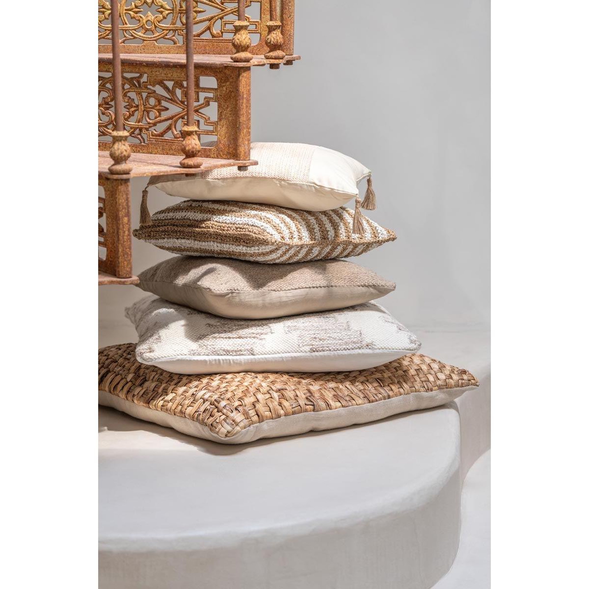 Voir la diapositive 3 : J-LINE Coussin déco rayure  bali  45x45cm naturel
