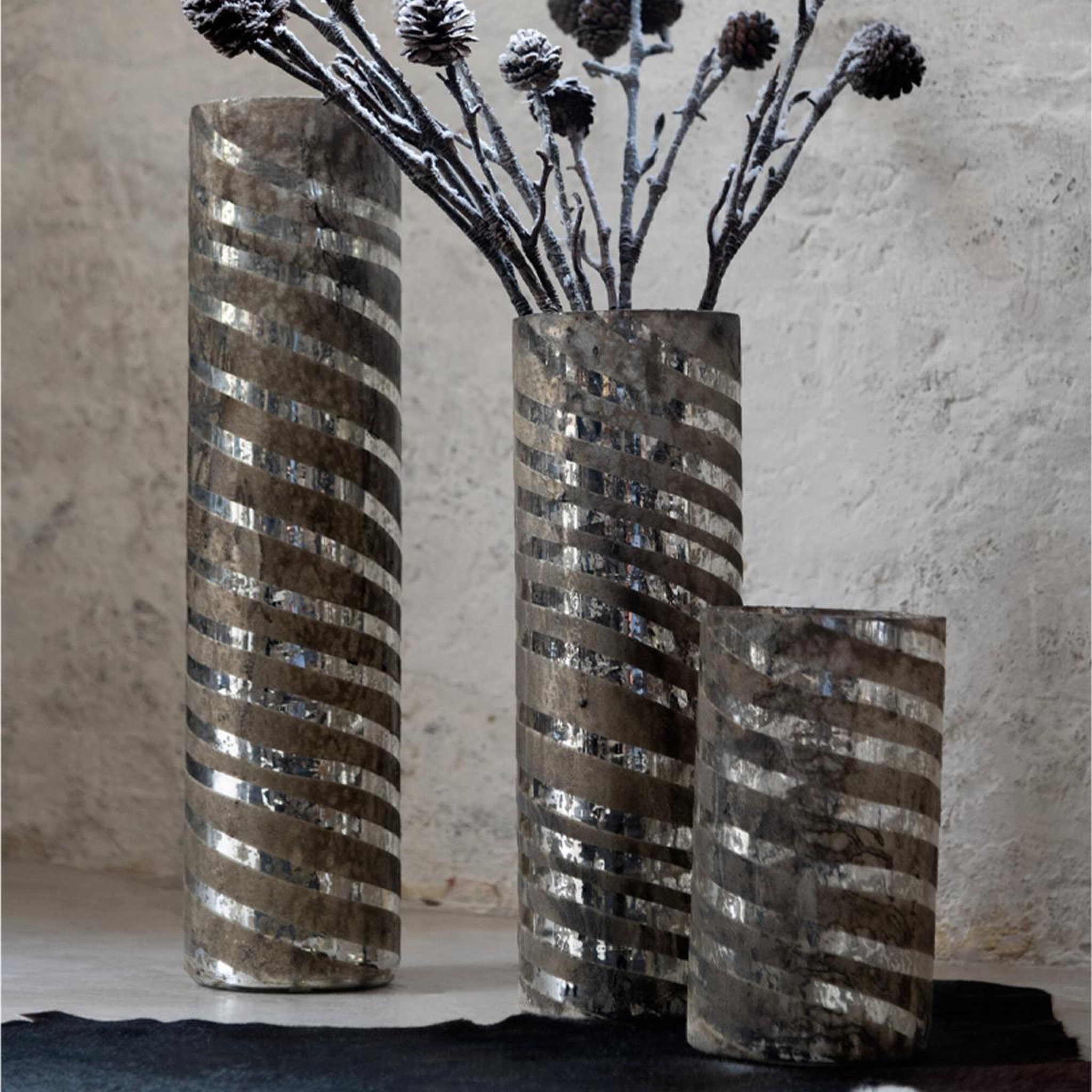 Voir la diapositive 4 : J-LINE Vase design en verre  lignes  26cm argent