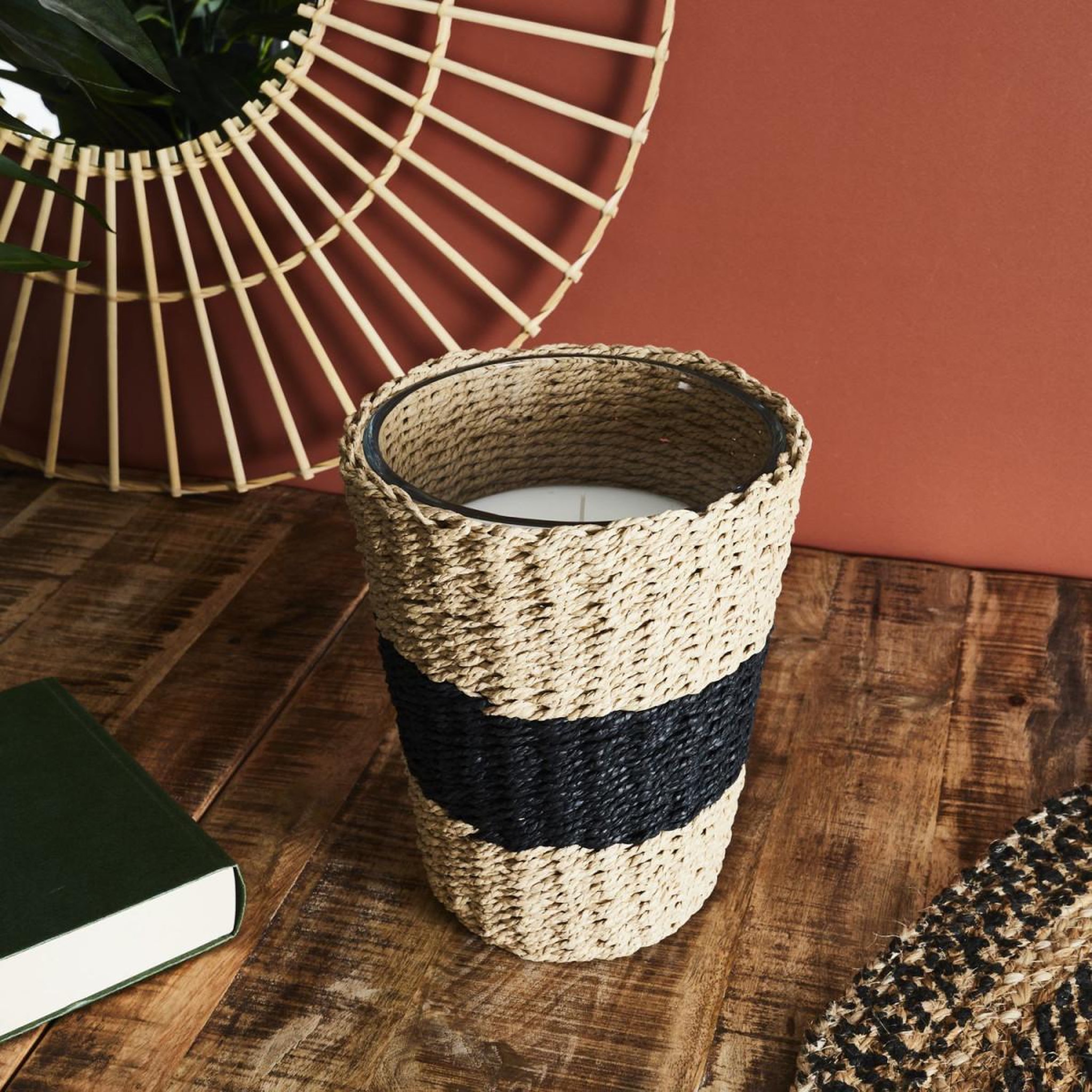 Voir la diapositive 2 : The Home Deco Factory Bougie parfumée  panier tressé  23cm bois & gingembre