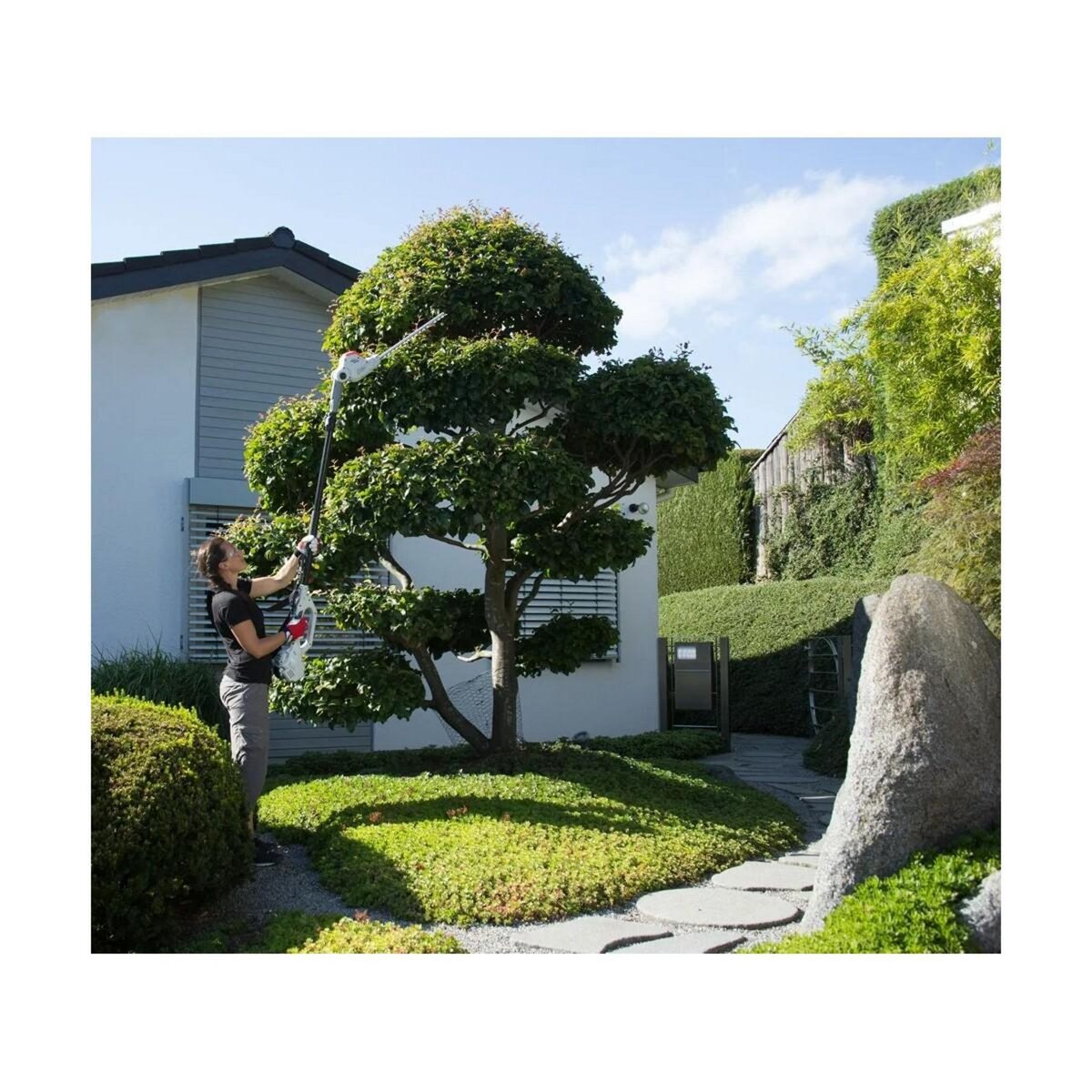 Ikra Taille Haie sur perche télescopique 40V - Lame de 43cm -Batterie Lithium 2,5Ah + Chargeur Led 40V - Sangle d'épaule IKRA