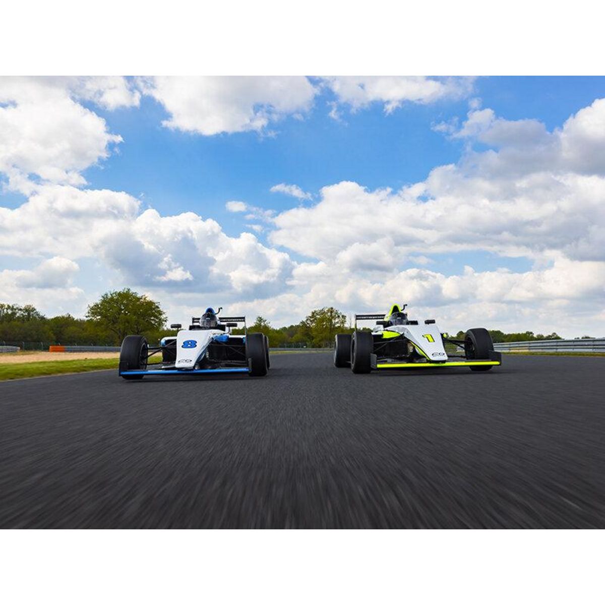 Smartbox Stage de pilotage monoplace : 15 tours sur le circuit de La Ferté-Gaucher en Formule 4 Tatuus - Coffret Cadeau Sport & Aventure