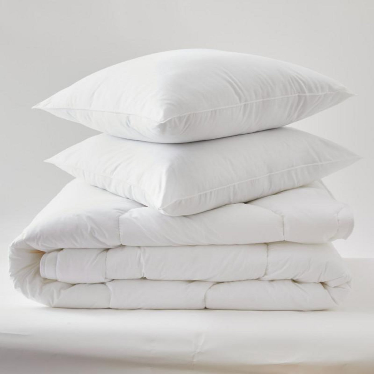 BLANREVE Pack Couette Blanrêve très chaude 240 x 220 + 2 Oreillers 60 x 60  Confort  traité Anti Acarien Soft & care