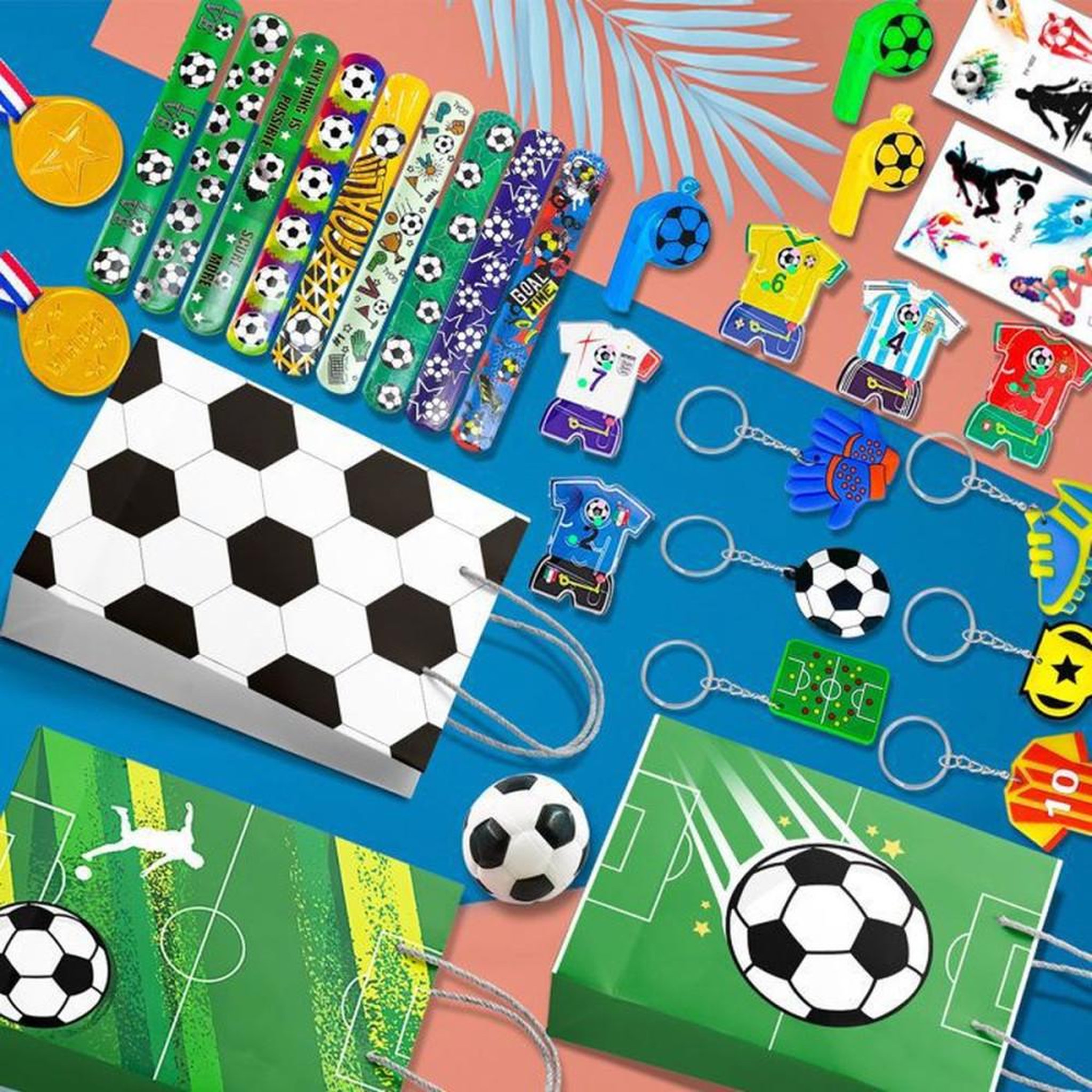 Voir la diapositive 5 : Coffret accessoires fête football avec 12 sacs cadeaux, bracelets, autocollants, médailles, gommes et sifflets