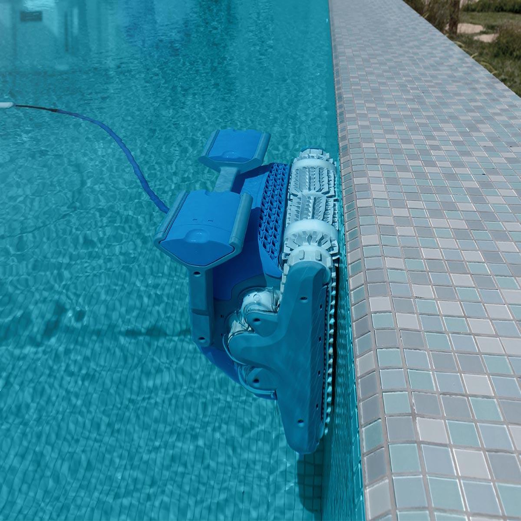 Voir la diapositive 5 : Dolphin Robot electrique de piscine fond, parois et ligne d'eau - m350