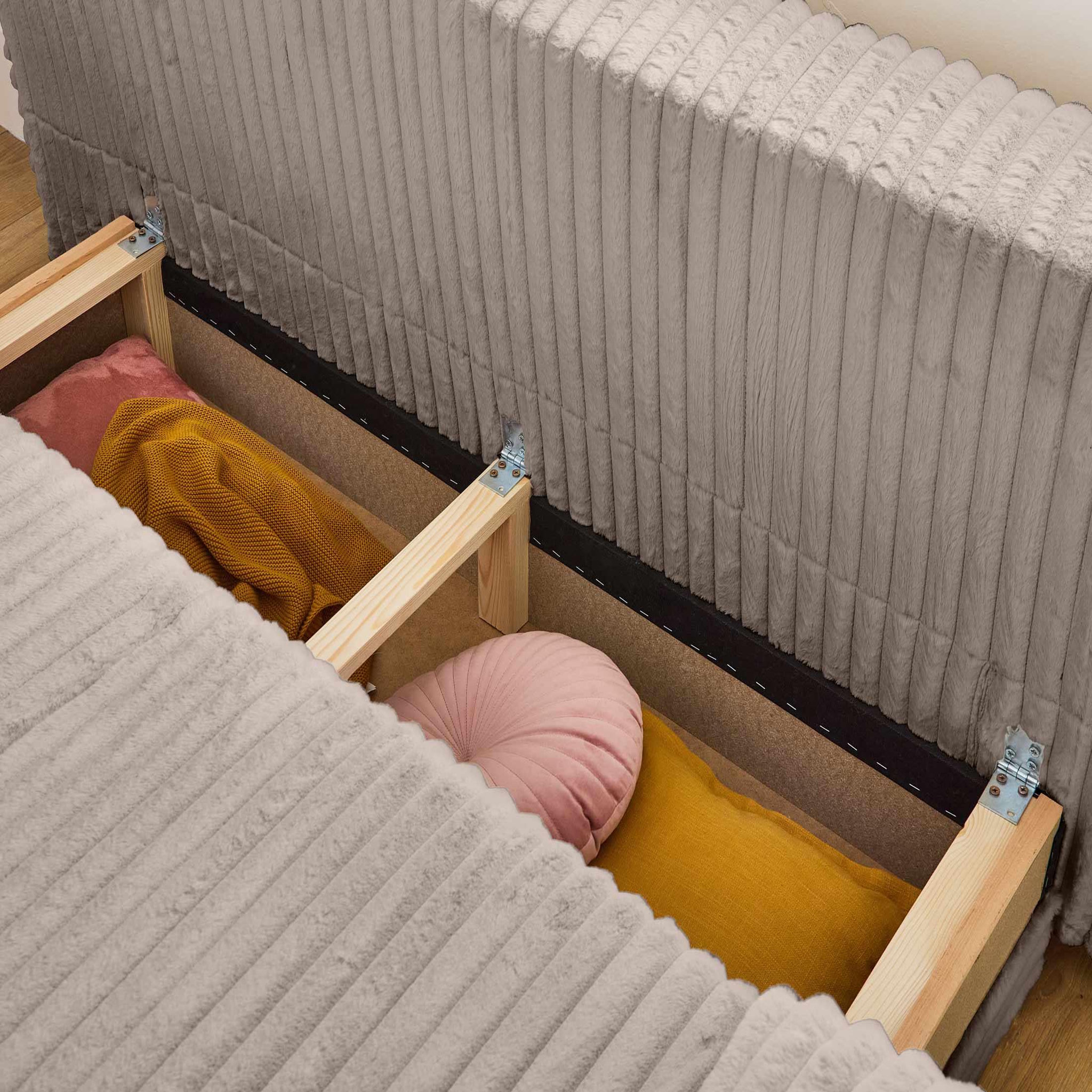 Voir la diapositive 4 : BEST MOBILIER Cristal - canapé 3 places - convertible avec coffre et grand pouf - en fausse fourrure côtelée