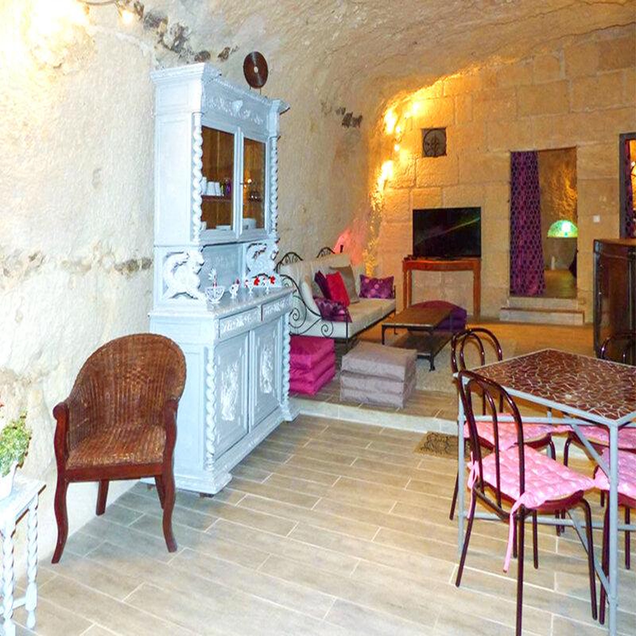 Voir la diapositive 4 : Smartbox 4 jours dans une cave troglodyte tout confort au nord de blois - coffret cadeau séjour