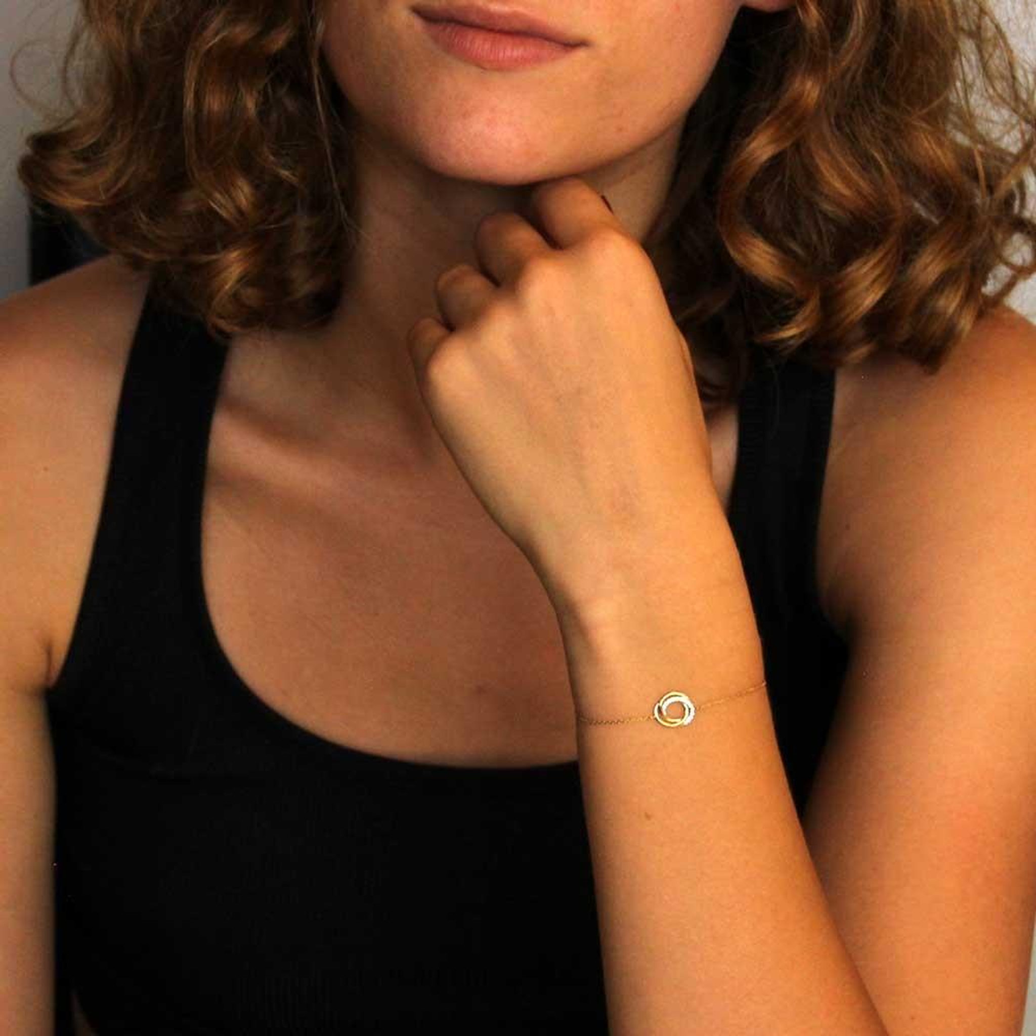 Voir la diapositive 3 : L'ATELIER D'AZUR Bracelet Or Jaune - Anneaux Enlacés Sertis de Zirconiums