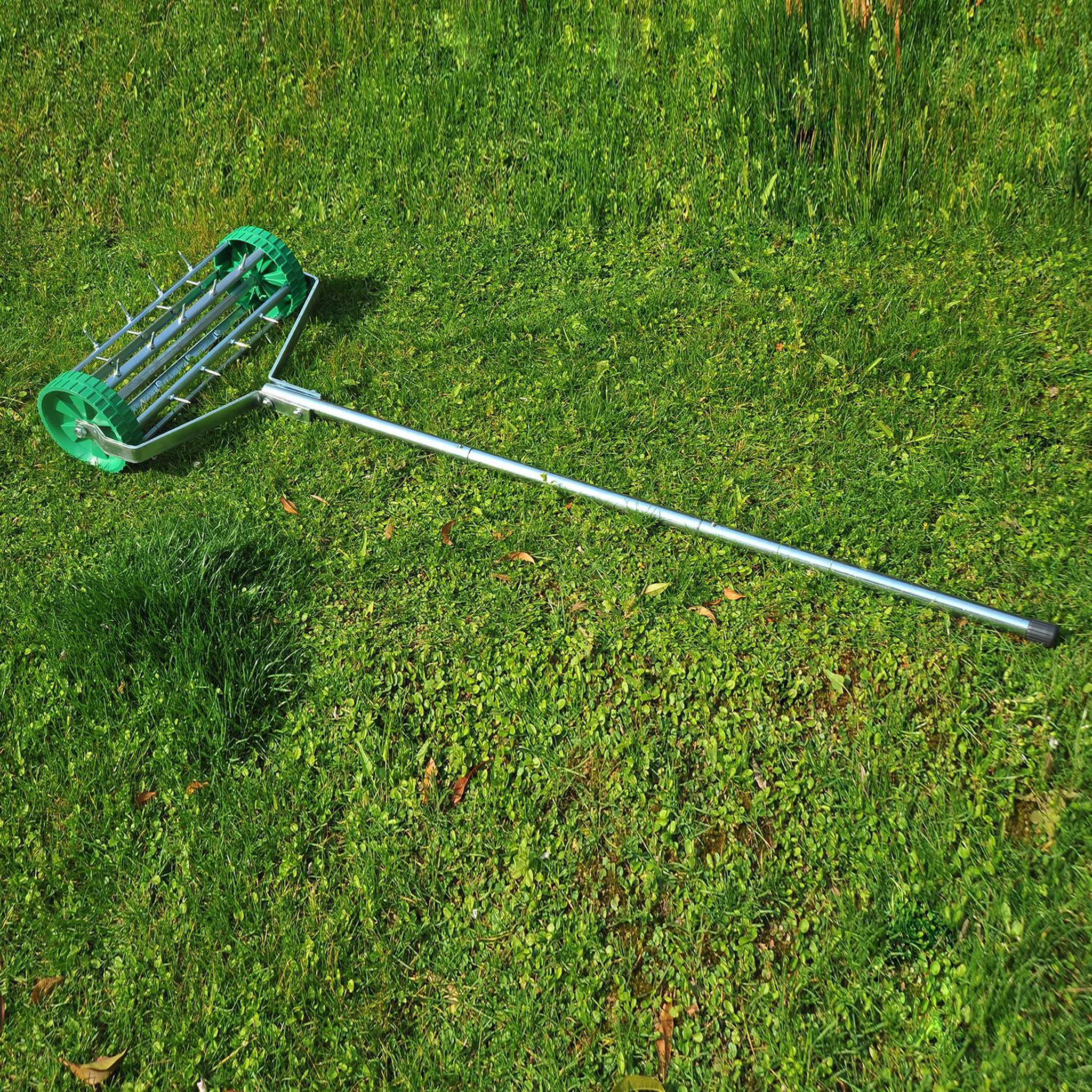 Voir la diapositive 2 : OUTSUNNY Rouleau aérateur pour pelouse avec manche télescopique 98l x 45l x 87h cm vert