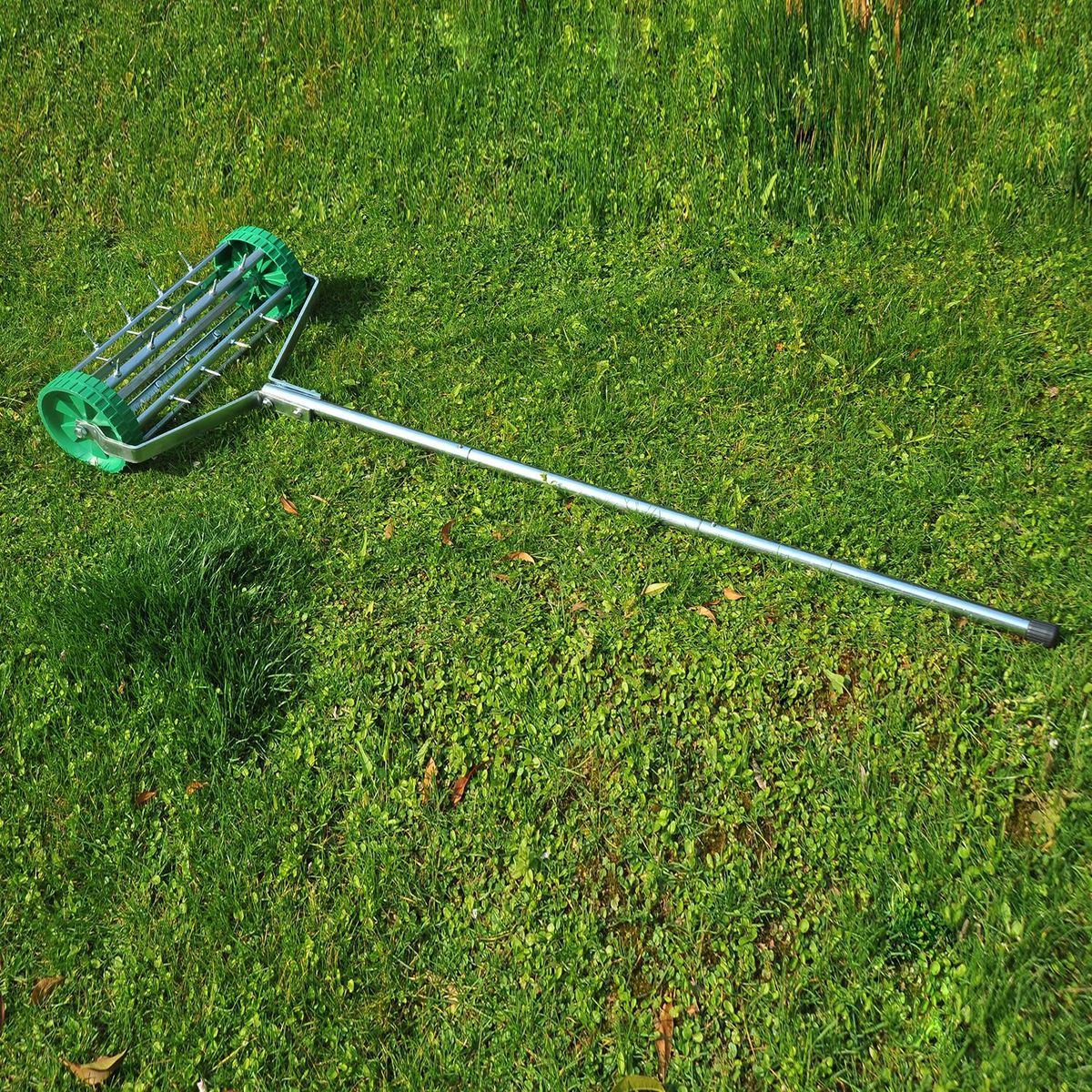 OUTSUNNY Rouleau aérateur pour pelouse avec manche télescopique 98L x 45l x 87H cm vert