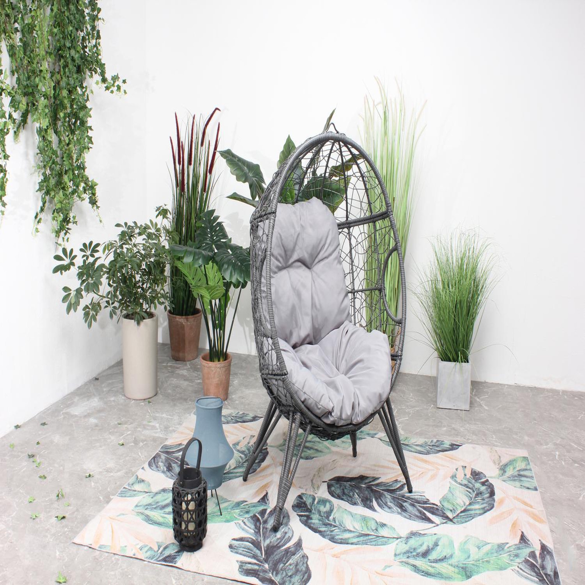 Voir la diapositive 2 : CONCEPT USINE Fauteuil œuf sur pied en résine gris effet rotin JANE