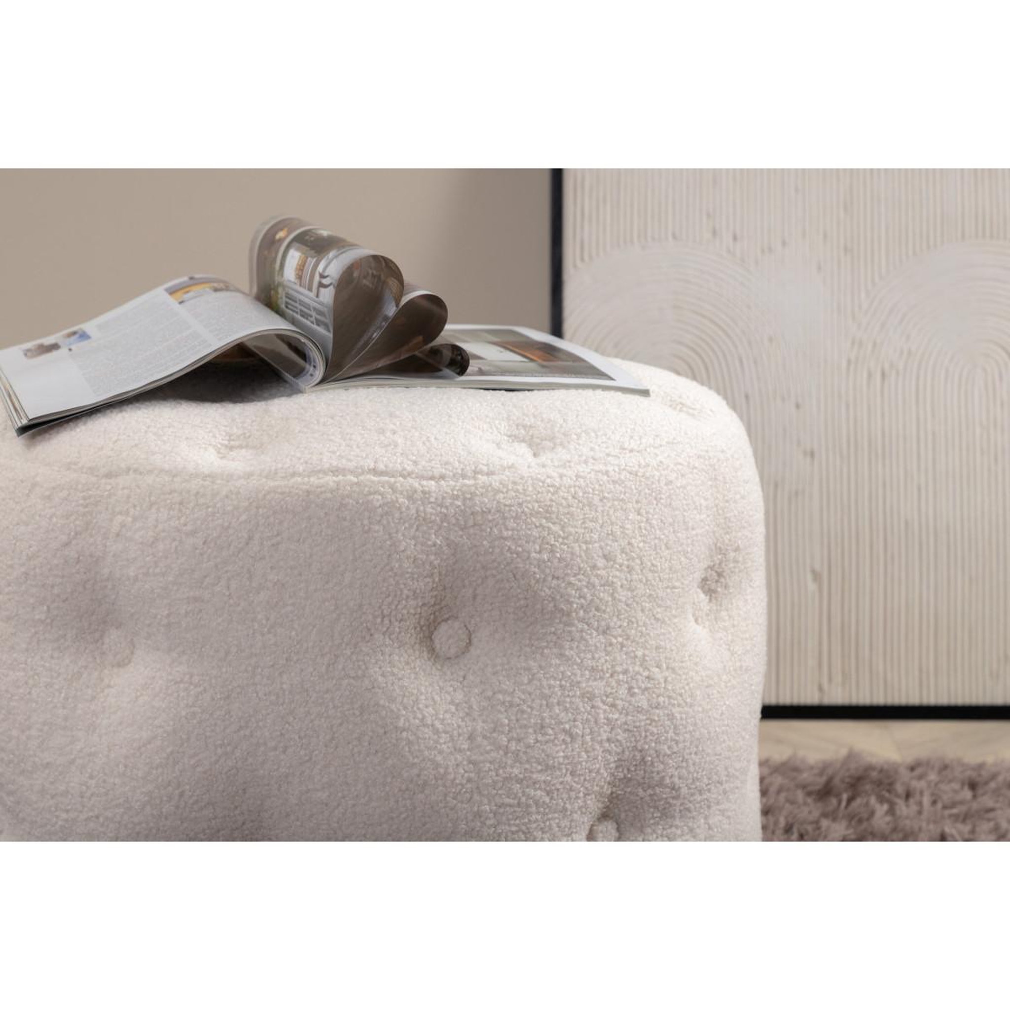 Voir la diapositive 3 : Paris Prix Pouf capitonné tissu bouclette  benjamin  55cm blanc