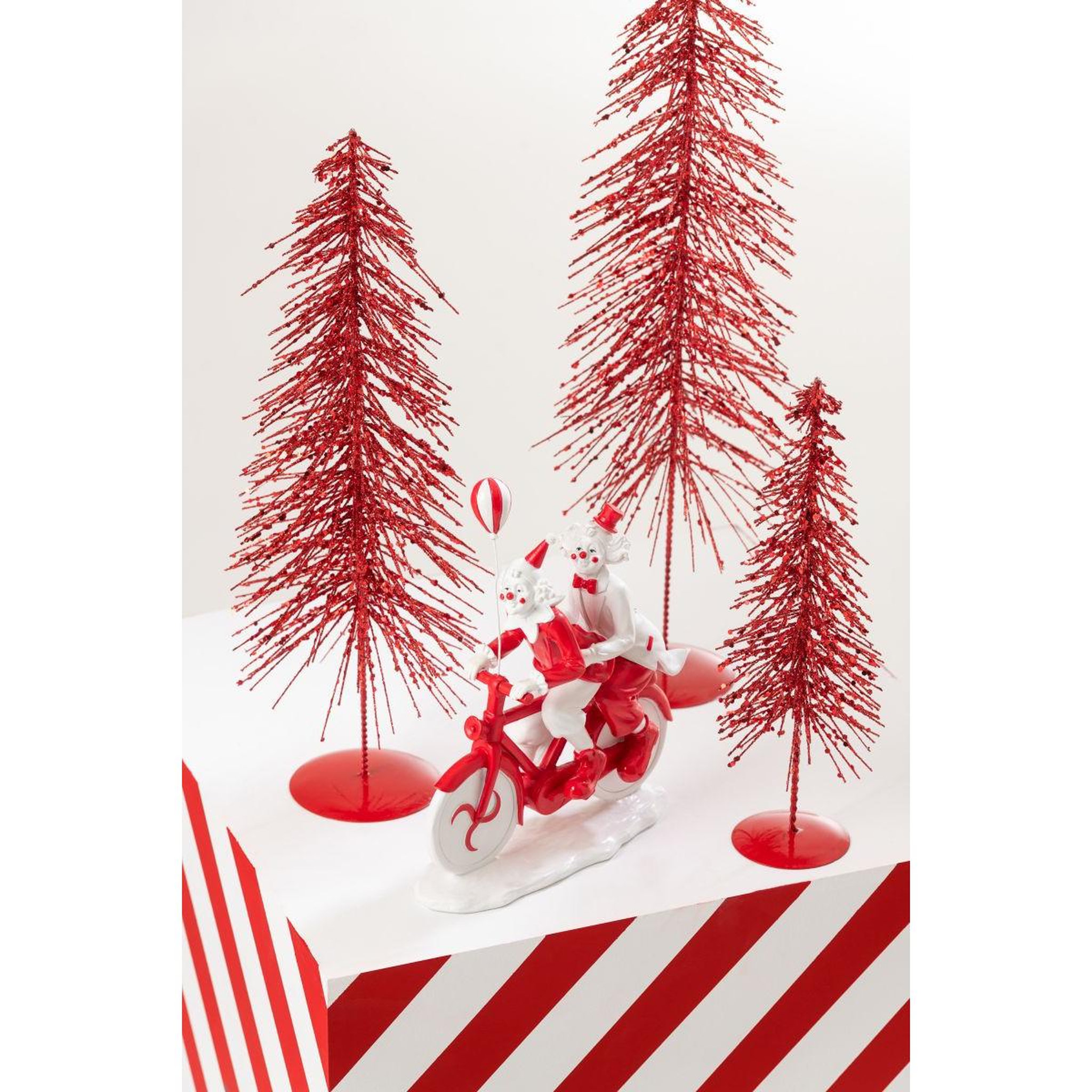 Voir la diapositive 3 : J-LINE Statuette clowns  vélo  26cm blanc & rouge