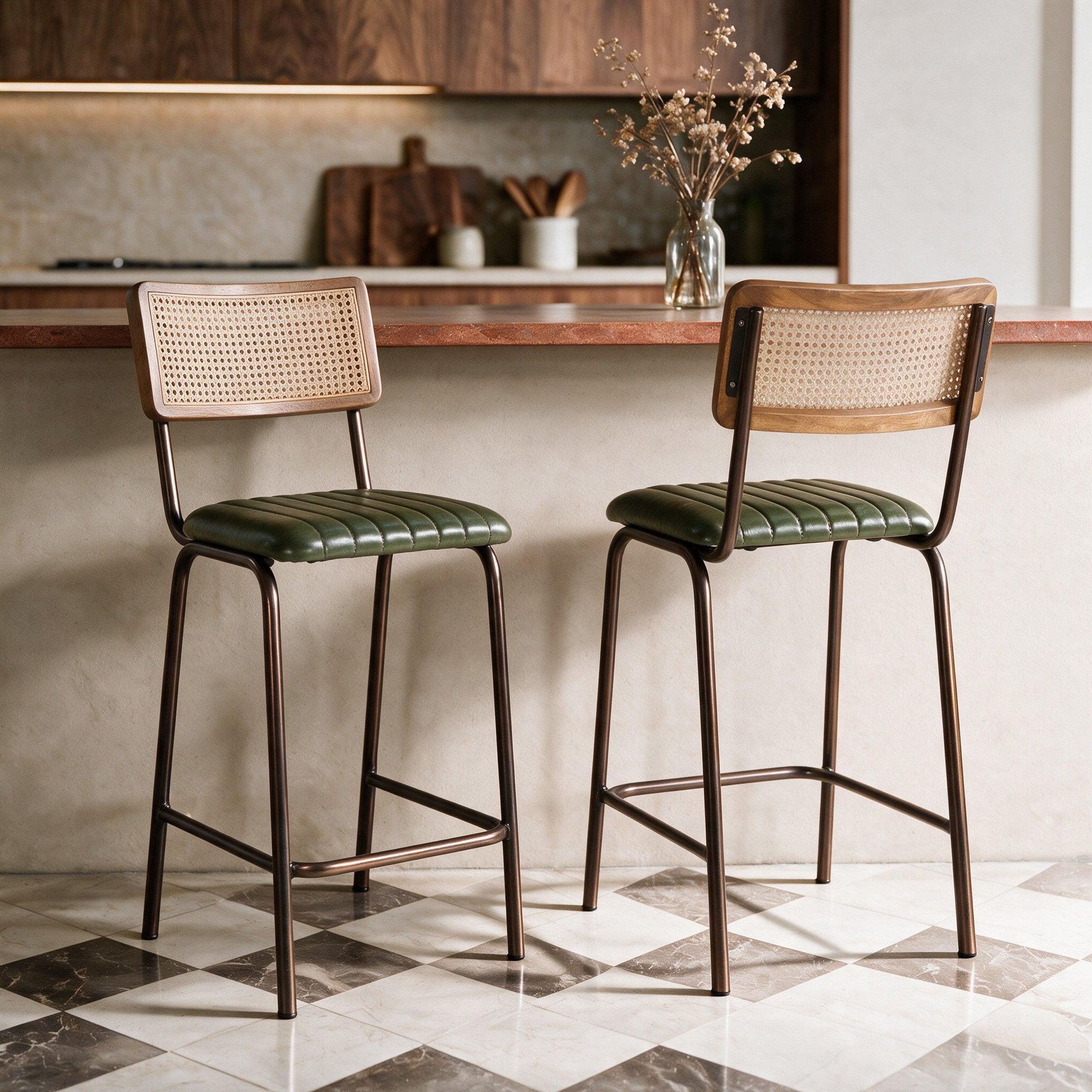 Voir la diapositive 2 : MAISON PAVANE Lot de 2 chaises de bar 76 cm en cannage et cuir vert-Arsène