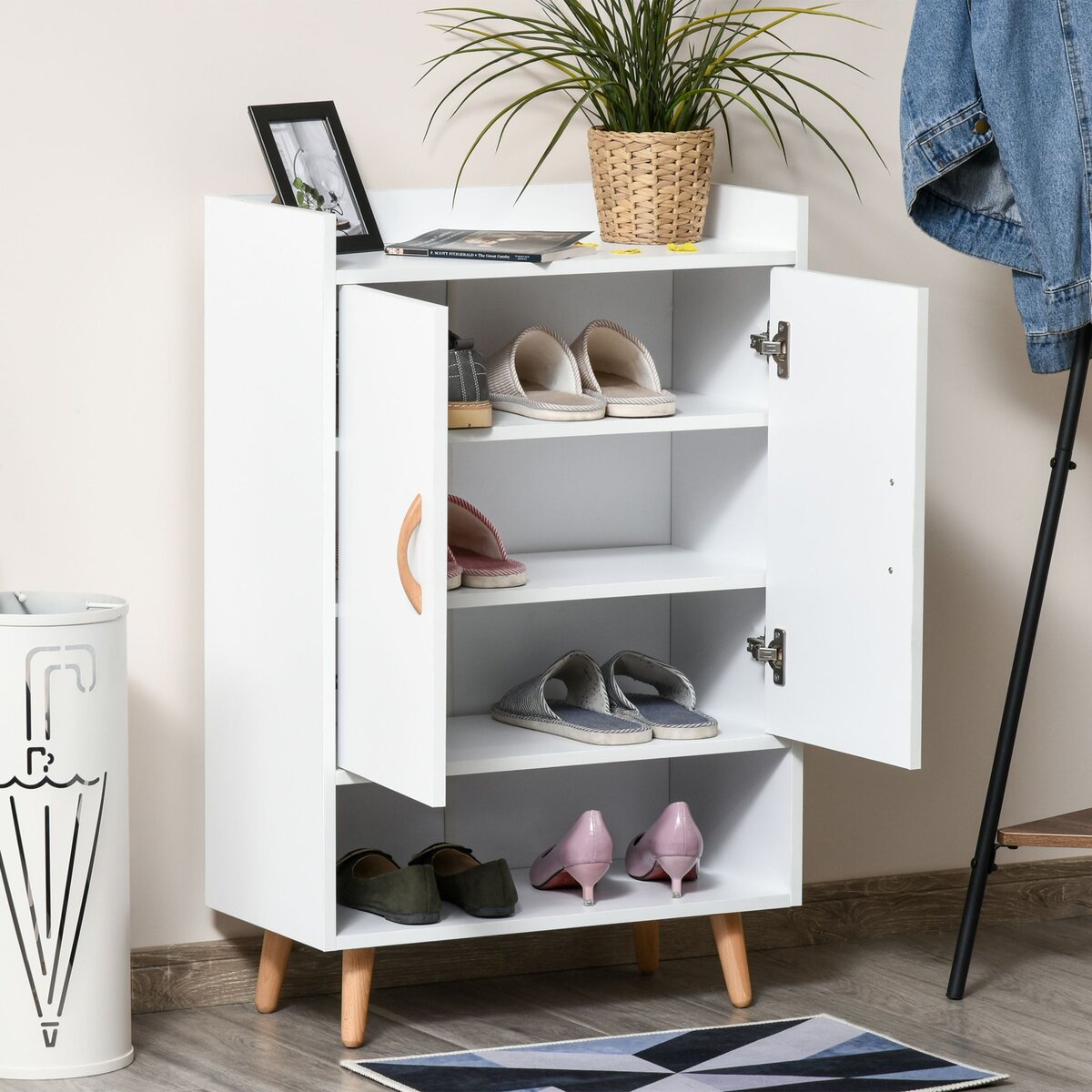 HOMCOM Meuble à chaussures scandinave placard 2 portes 4 étagères pieds effilés inclinés bois massif panneaux particules blanc