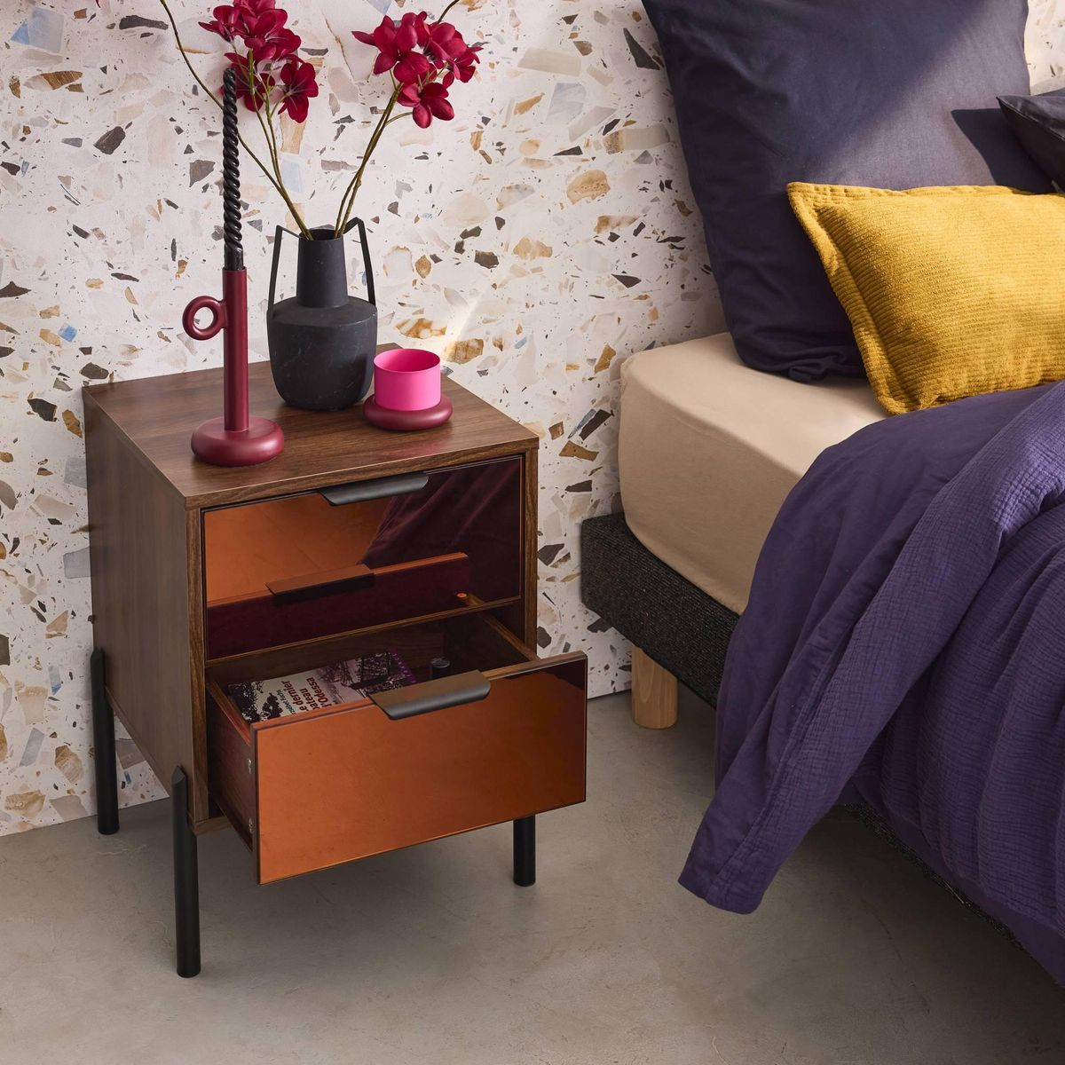 SWEEEK Lot de 2 tables de chevet vintage 2 tiroirs décor bois et vitres fumées. L 43 x P 38 x H 54.8cm