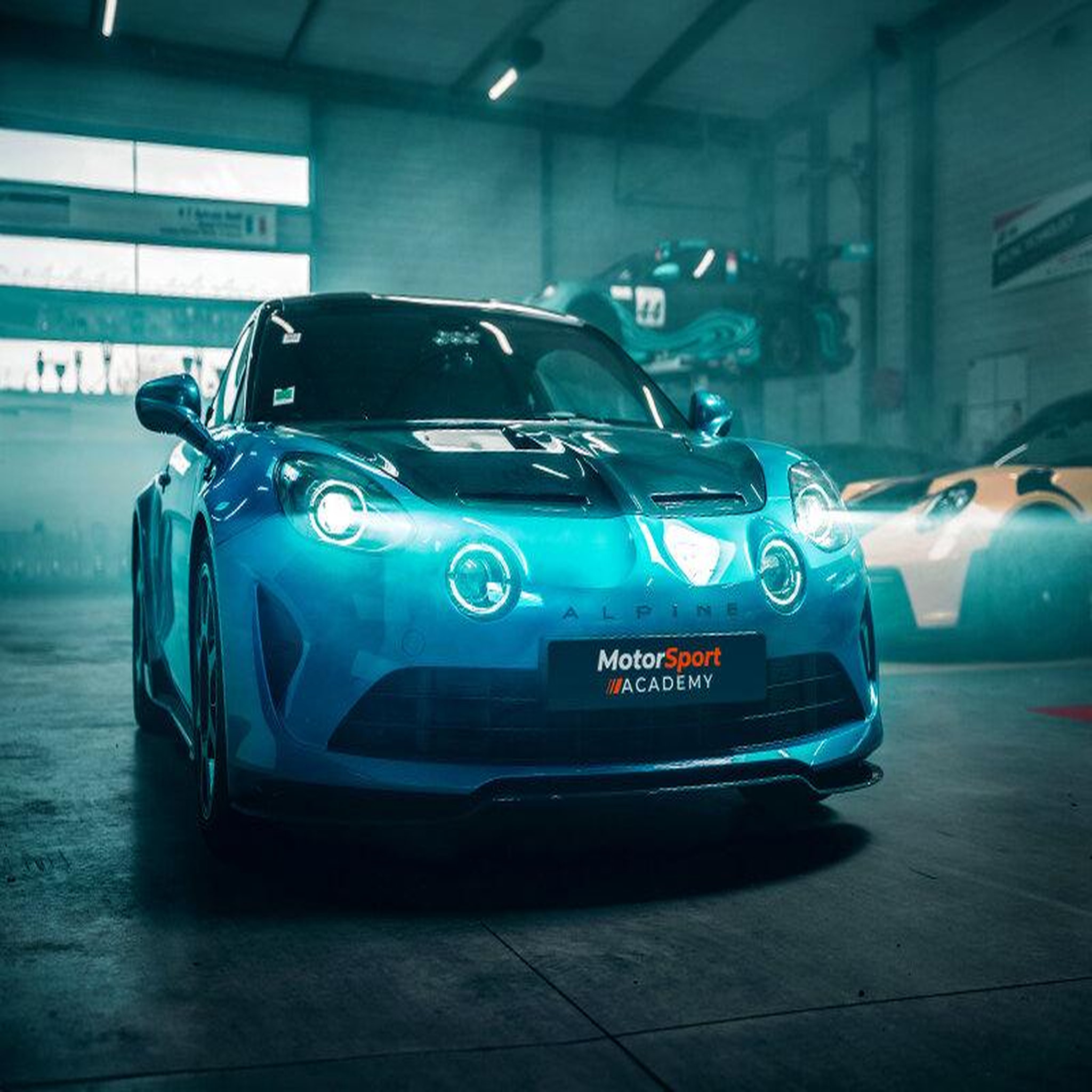 Voir la diapositive 4 : Smartbox Stage de pilotage : 2 tours sur le circuit de Pouilly-en-Auxois en Alpine A110 R - Coffret Cadeau Sport & Aventure