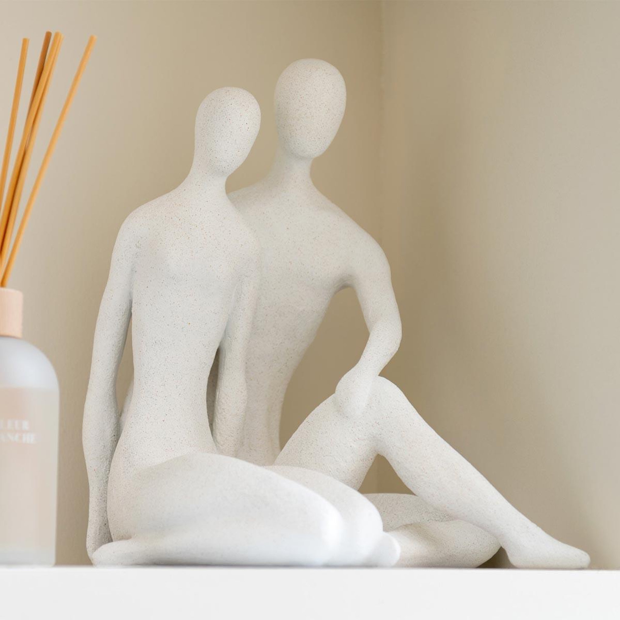 Voir la diapositive 3 : J-LINE Statuette couple assis  moderne  35cm blanc