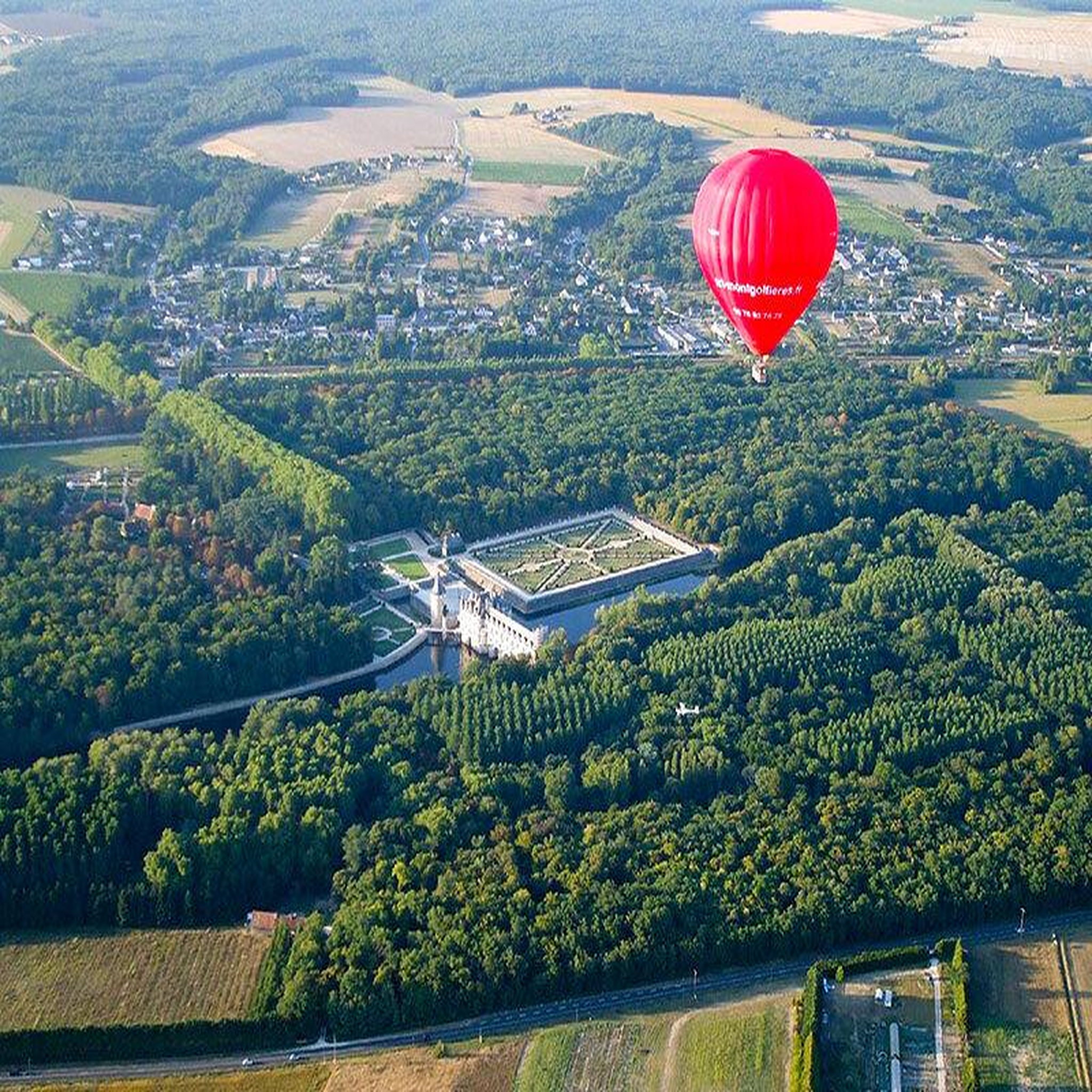 Voir la diapositive 3 : Smartbox Vol en montgolfière pour 2 personnes au-dessus du château de chenonceau - coffret cadeau sport & aventure