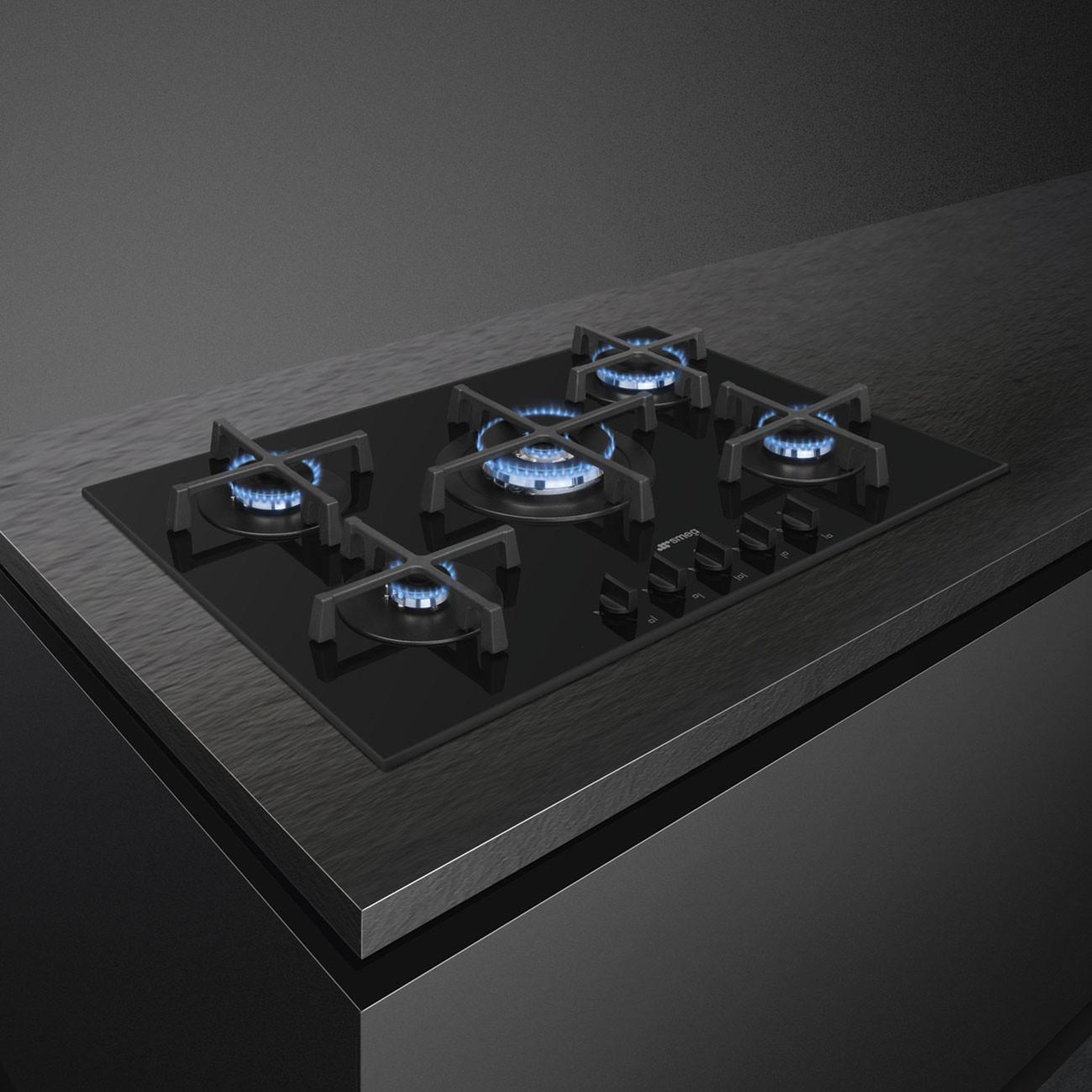 Voir la diapositive 2 : SMEG Table de cuisson gaz 5 brûleurs encastrable verre noir grilles fonte allumage électrique sécurité thermocouple