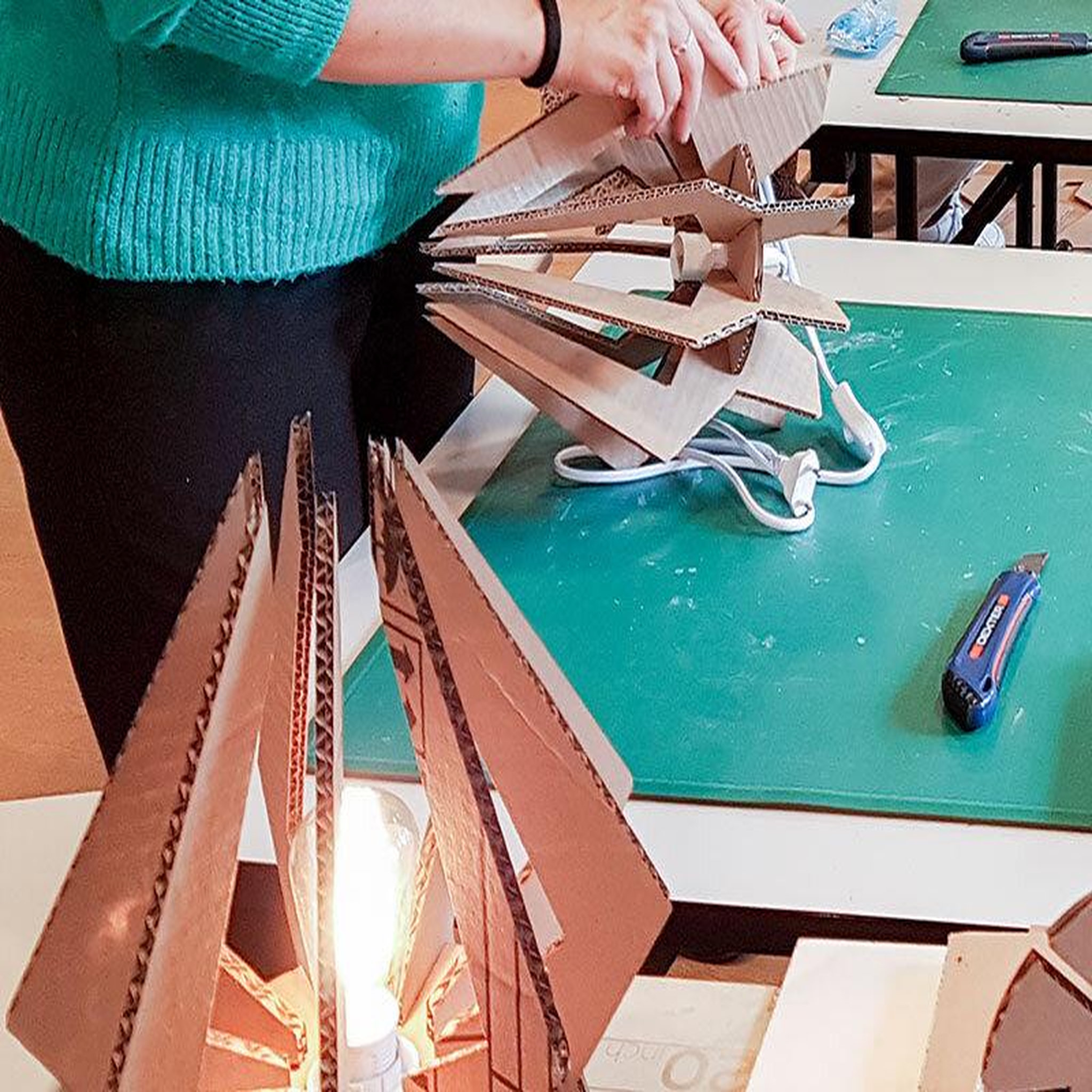 Voir la diapositive 4 : Smartbox Atelier créatif et éco-responsable autour du carton pour créer une décoration - coffret cadeau sport & aventure