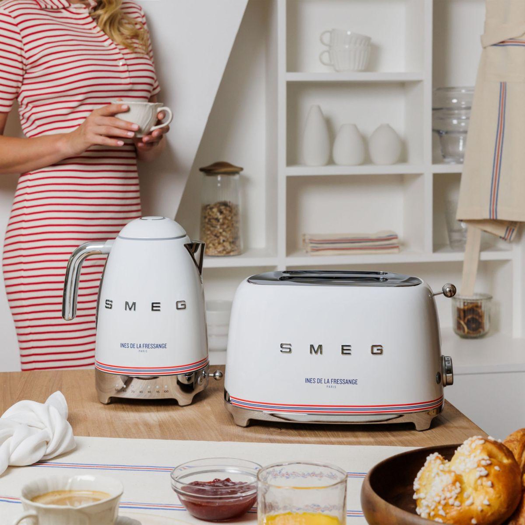 Voir la diapositive 4 : SMEG Bouilloire INES DE LA FRESSANGE KLF04IDFEU