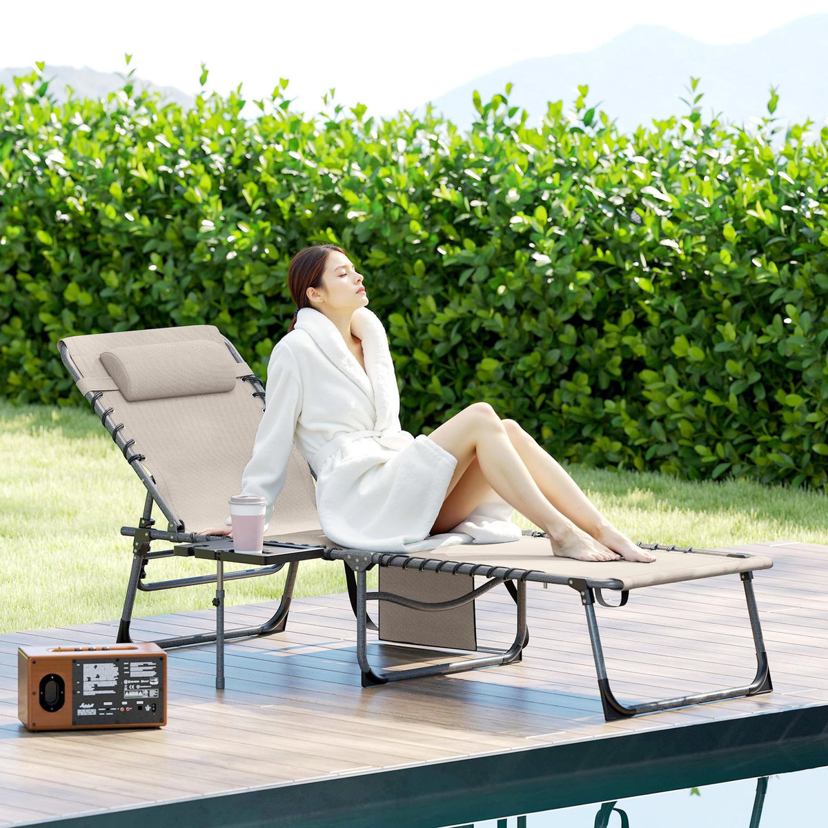 OUTSUNNY Bain de soleil transat pliable inclinable avec poignée, plateau et pochette rangement acier oxford crème