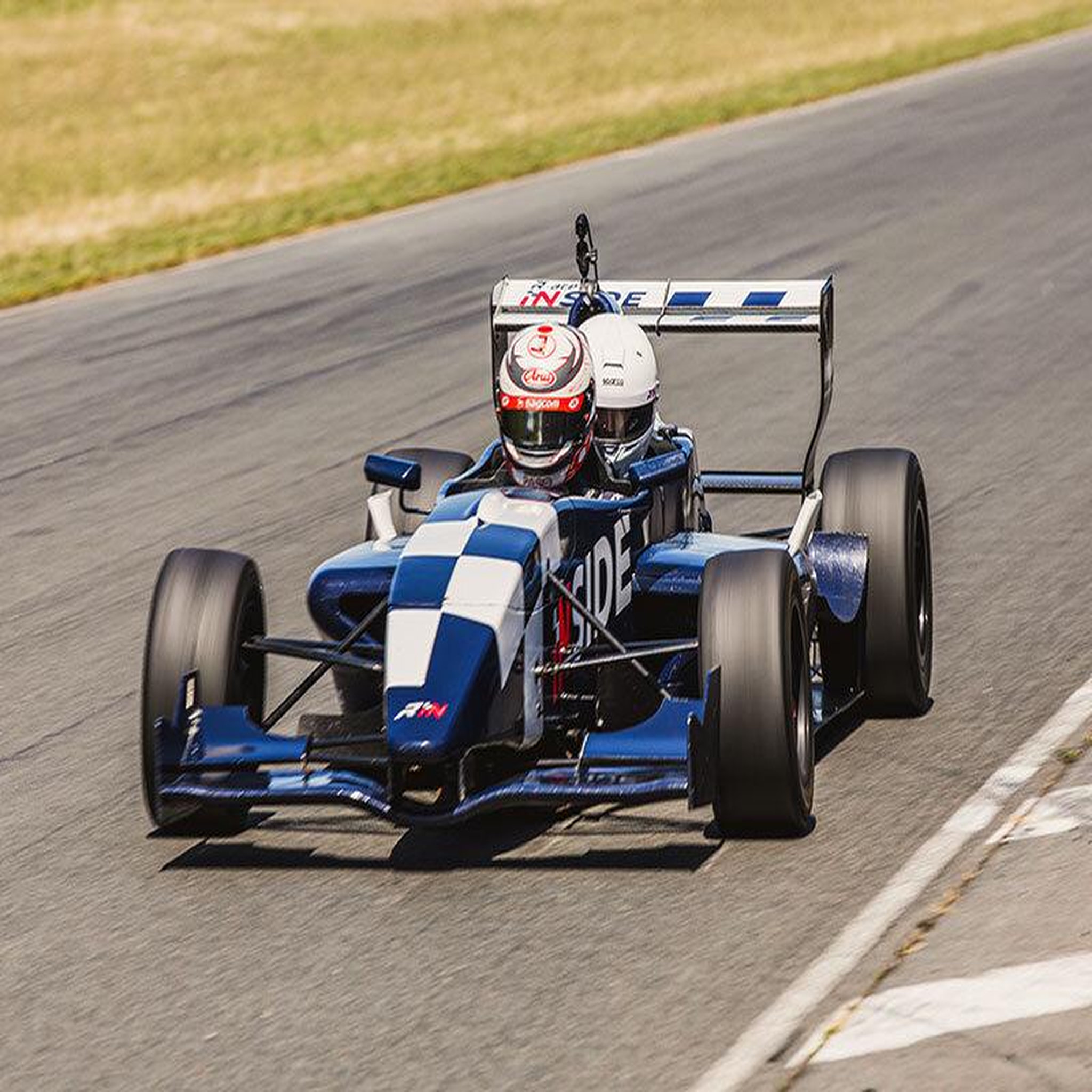 Voir la diapositive 4 : Smartbox Stage de pilotage : 5 tours de circuit en Formule Renault ou en Proto Funyo - Coffret Cadeau Sport & Aventure